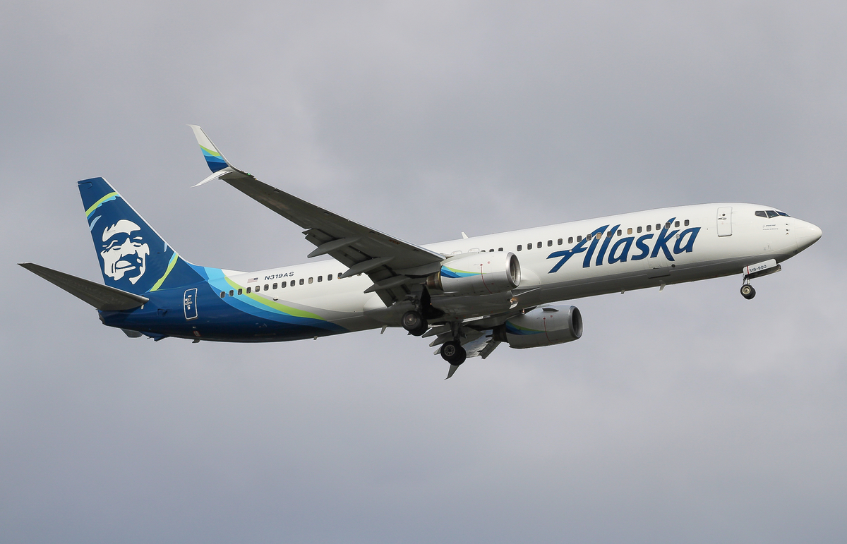 Full size: Alaska Airlines Boeing 737-900 N319AS at Seattle-Tacoma International Airport