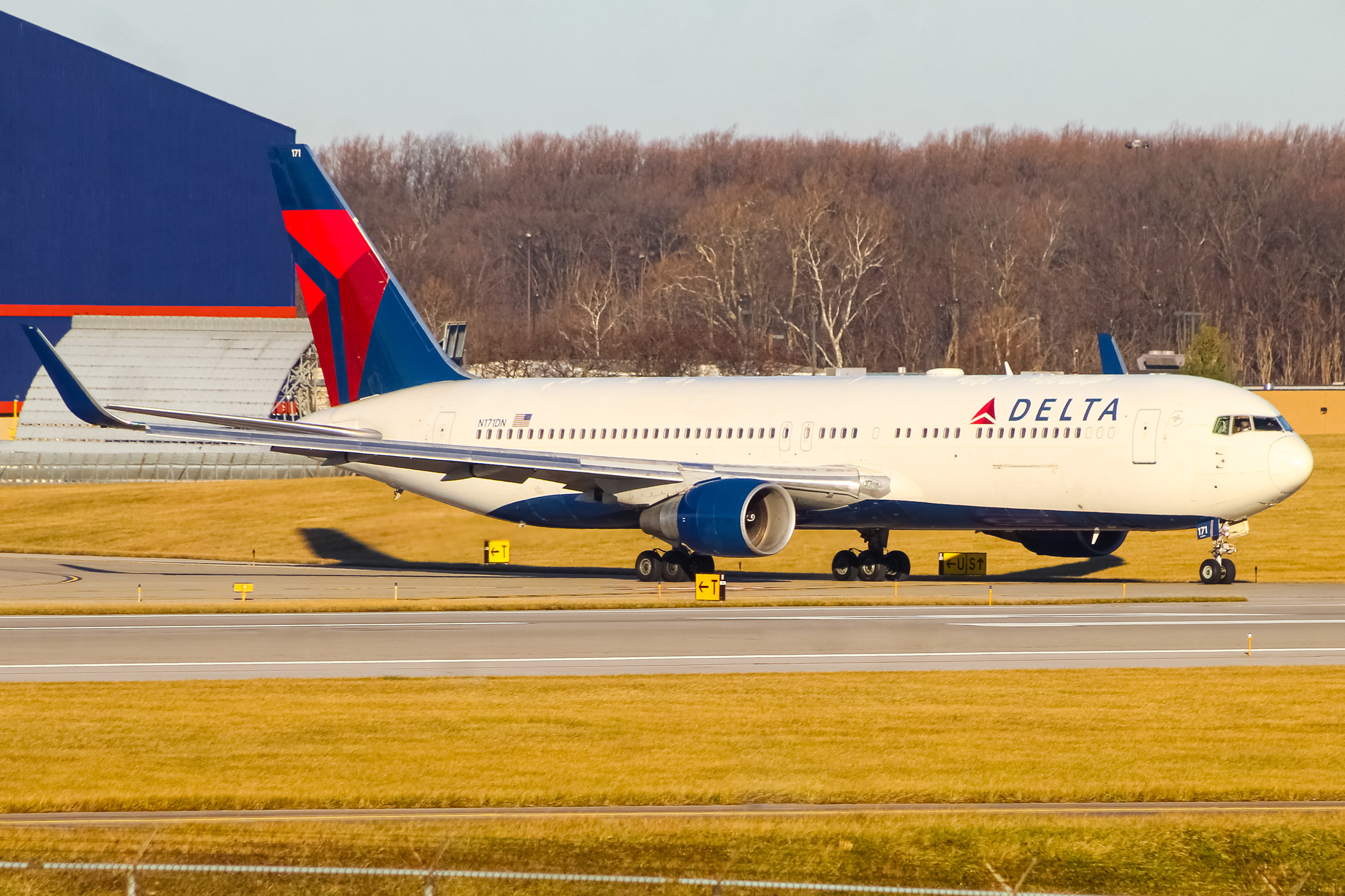 Full size: Delta Airlines Boeing 767-300ER N171DN at Cincinnati/Northern Kentucky International Airport