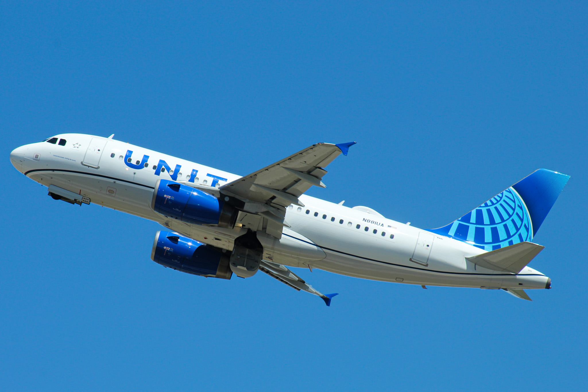 Full size: United Airlines Airbus A319 N881UA at Denver International Airport