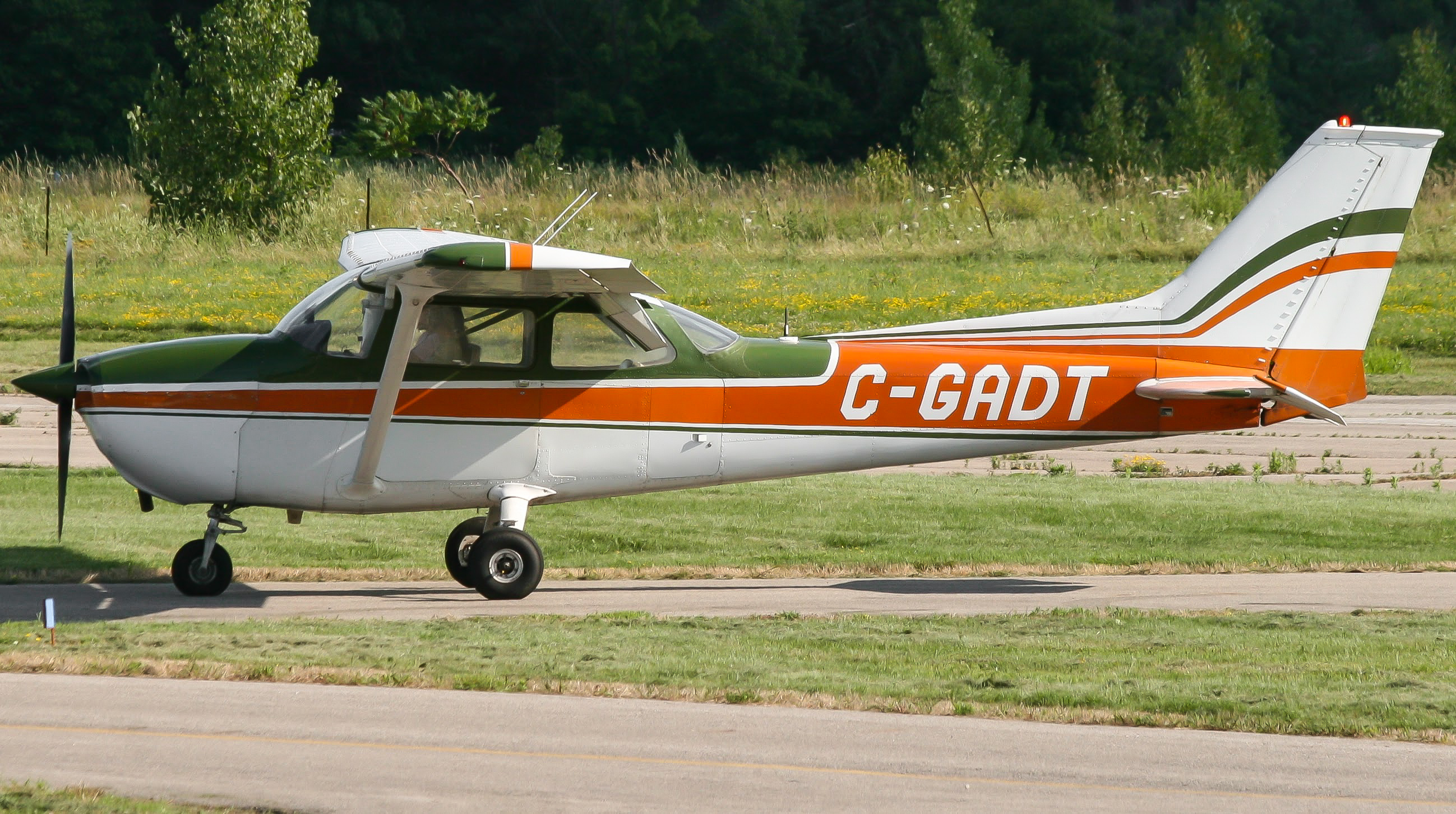 Full size: PRIVATE Cessna 172M Skyhawk C-GADT at 