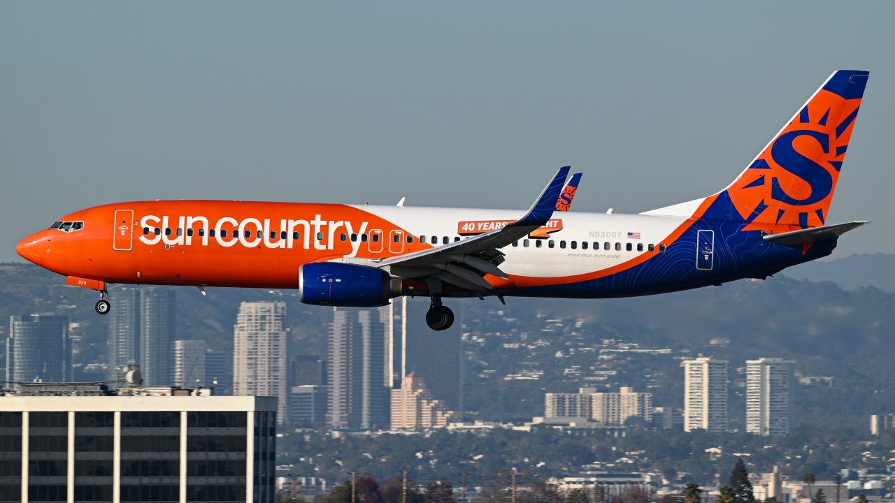 Full size: Sun Country Airlines Boeing 737-800 N830SY at Los Angeles International Airport