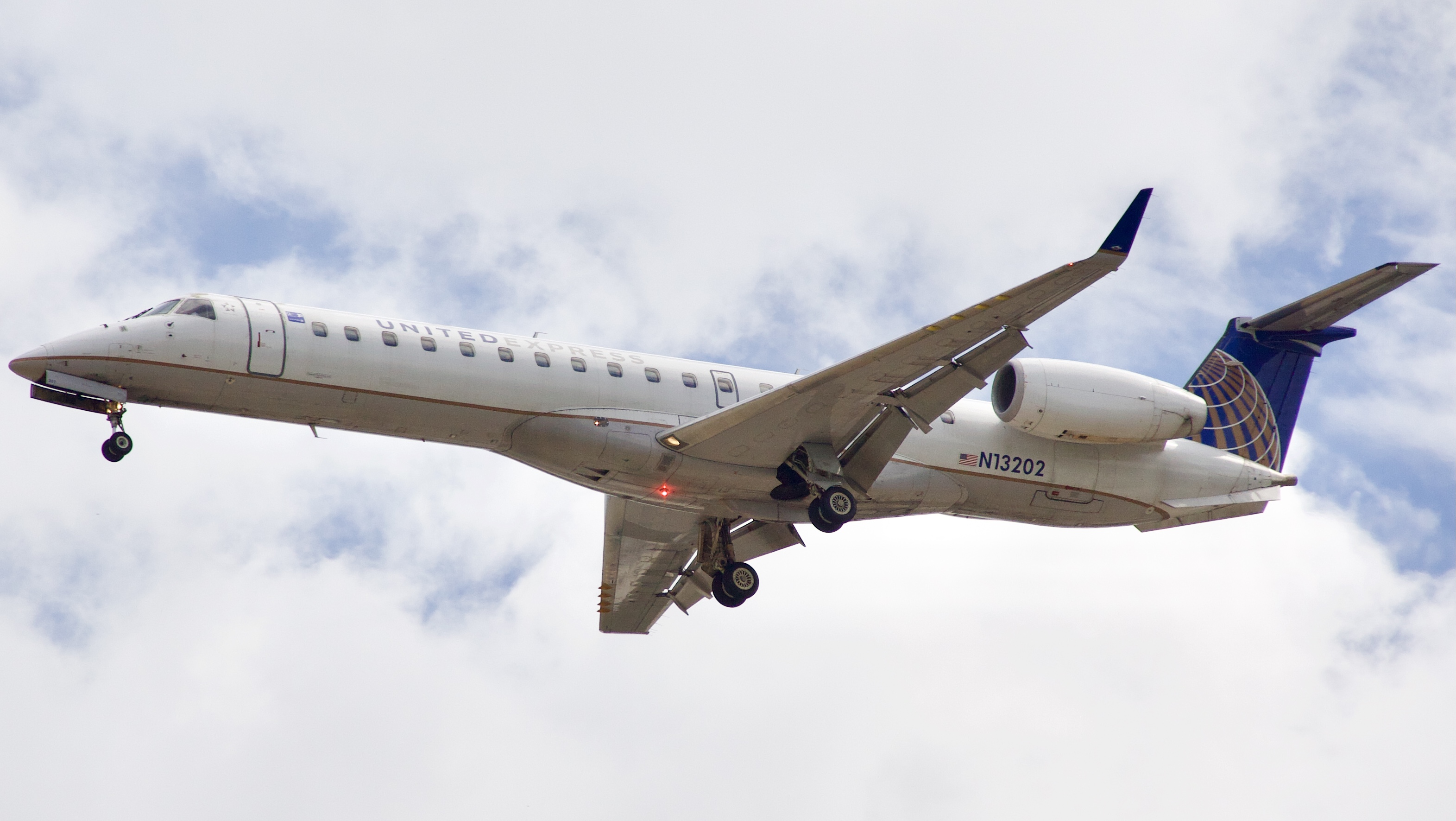 Full size: United Express Embraer ERJ145 N13202 at Houston-George Bush Intercontinental Airport
