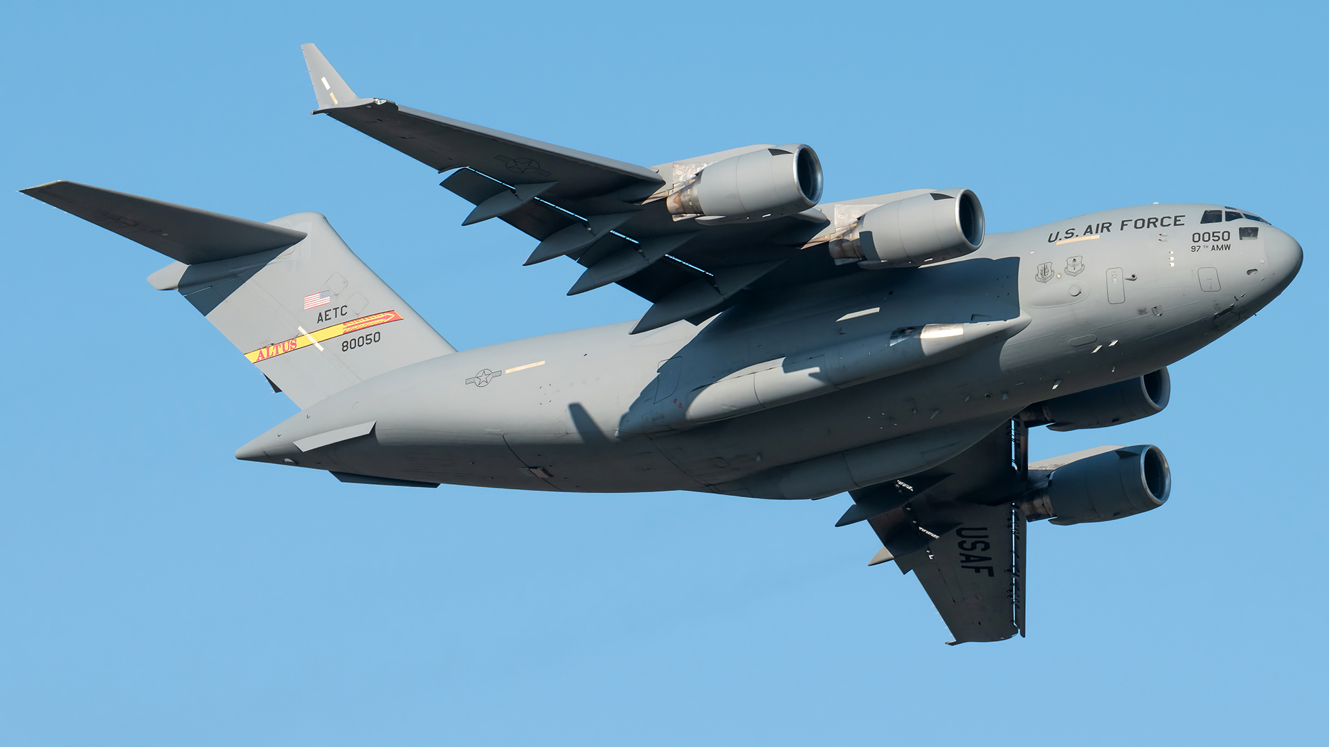 Full size: USAF - United States Air Force Boeing C-17 Globemaster III 98-0050 at Wittman Regional Airport