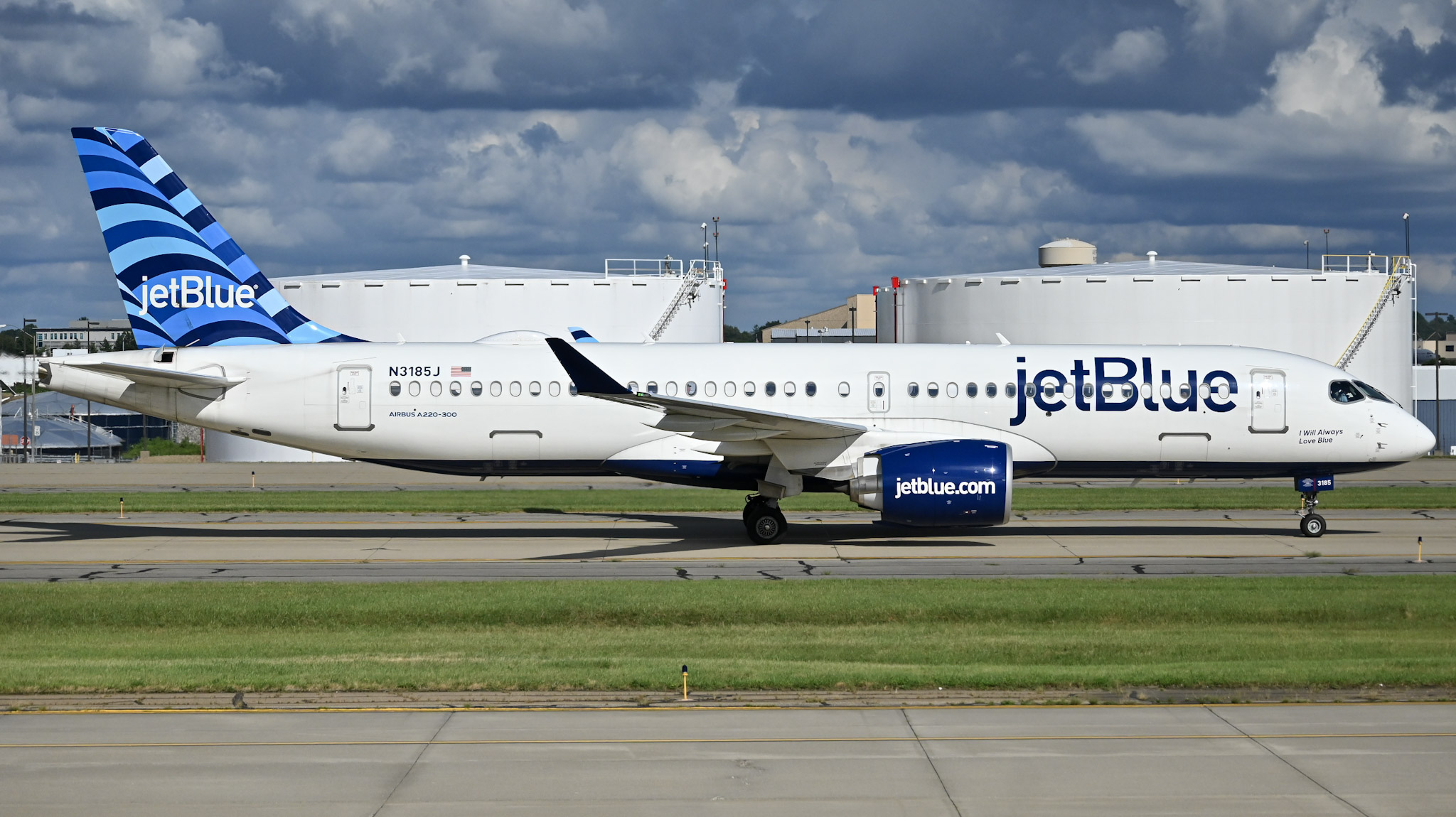 Full size: JetBlue Airways Airbus A220-300 N3185J at Pittsburgh International Airport