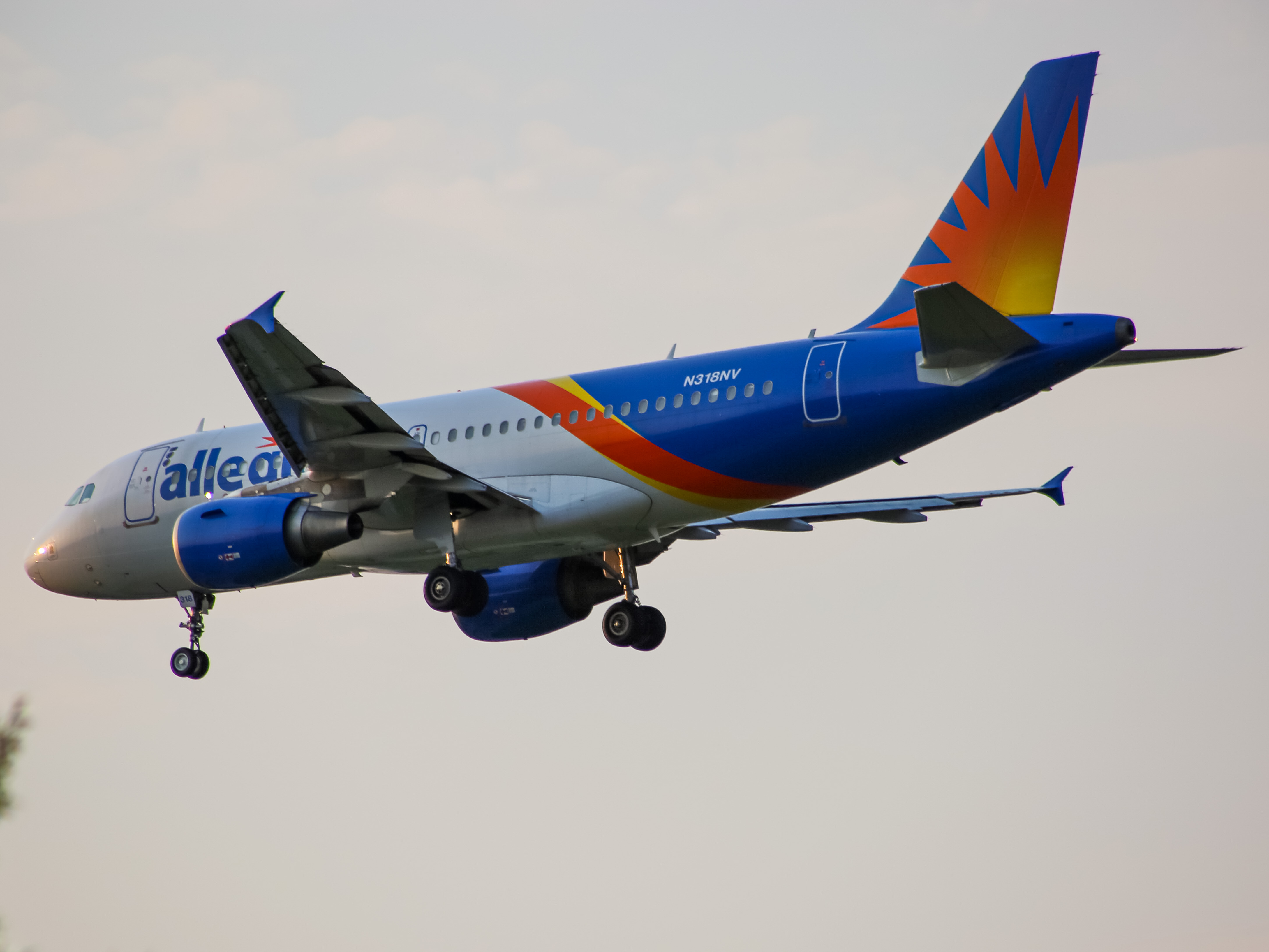 Full size: Allegiant Air Airbus A319 N318NV at 