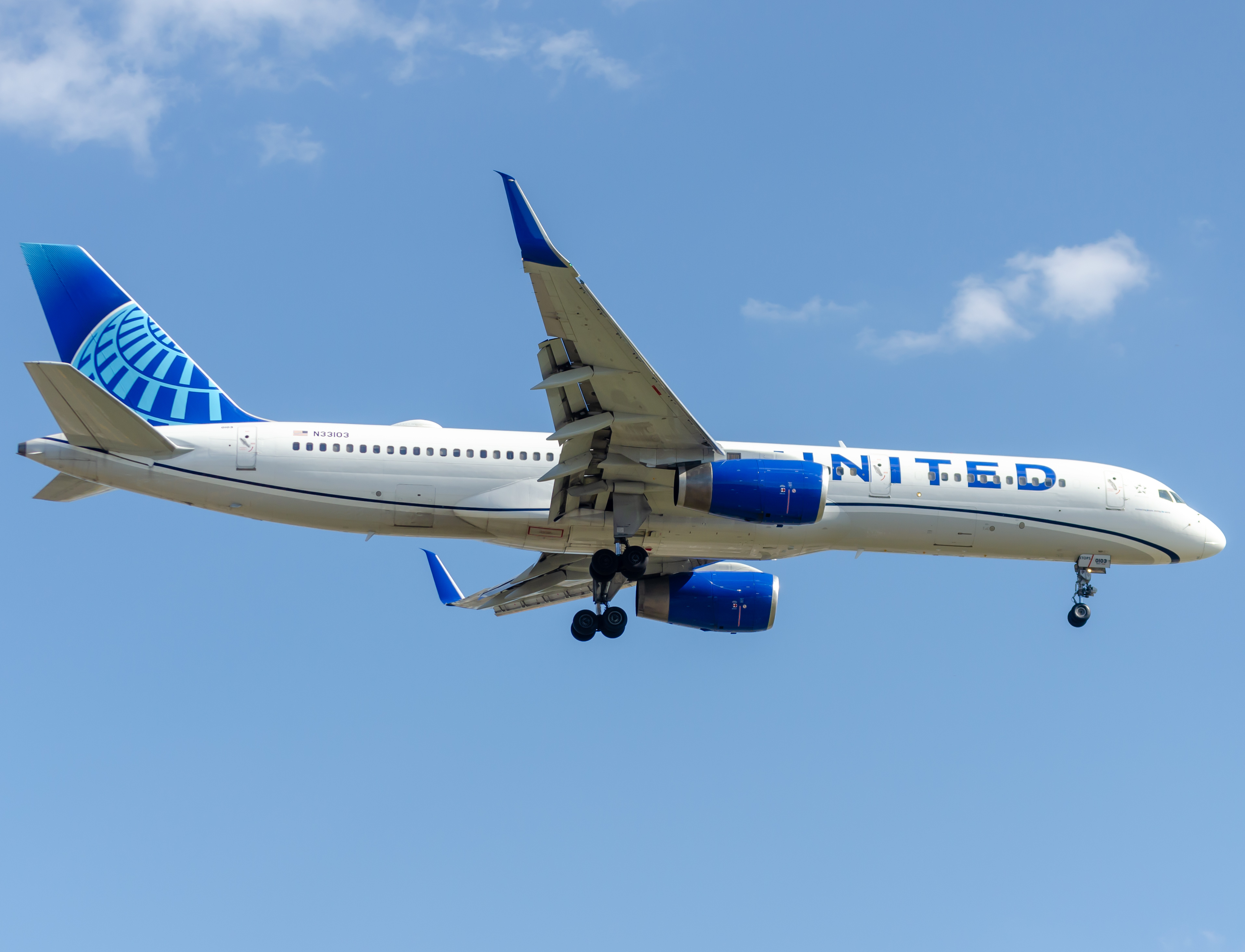 Full size: United Airlines Boeing 757-200 N33103 at Newark Liberty International Airport