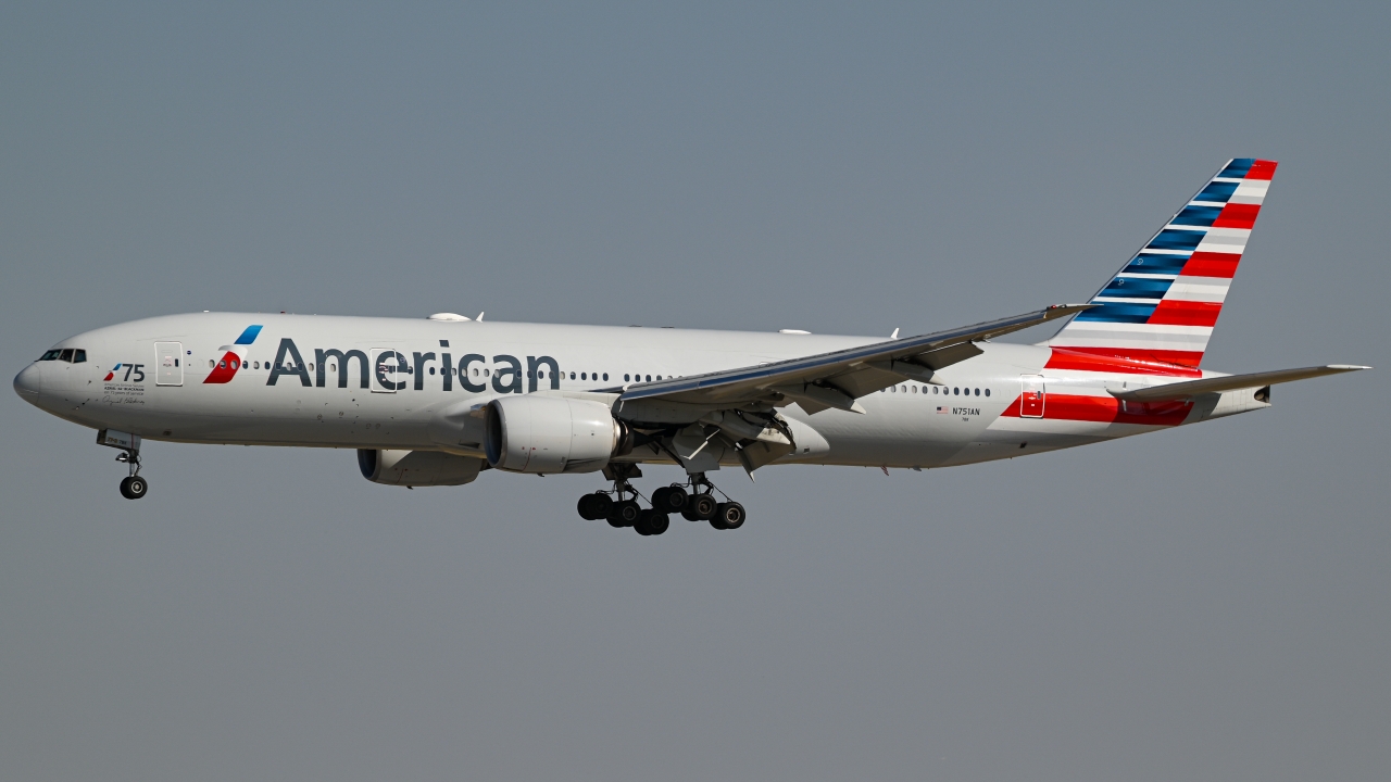 Full size: American Airlines Boeing 777-200ER N751AN at Dallas-Fort Worth International Airport