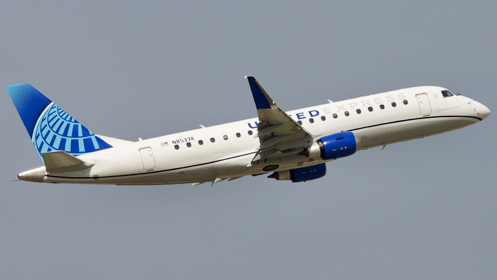 Full size: United Express Embraer E175 N85374 at Houston-George Bush Intercontinental Airport