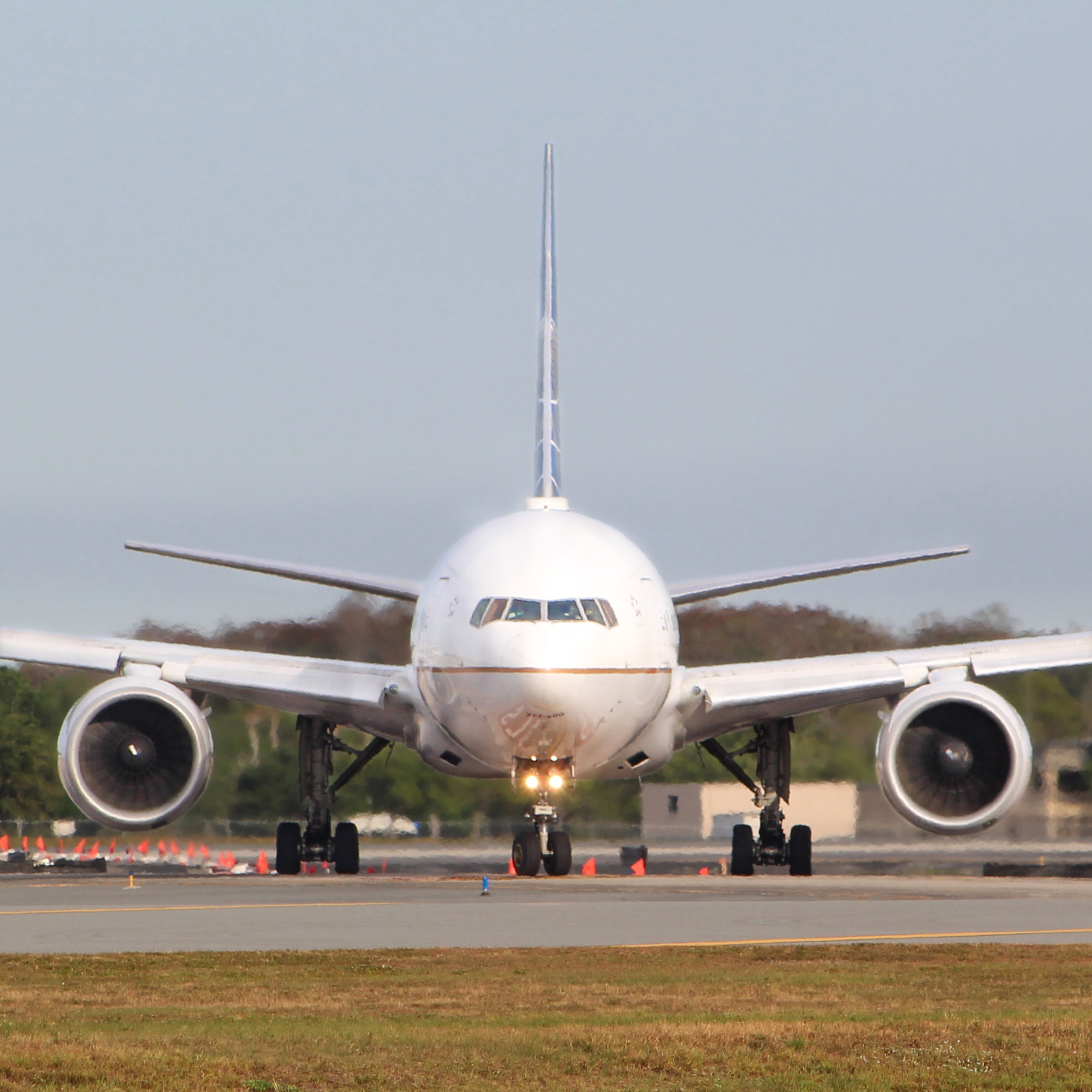 Full size: United Airlines Boeing 777-200 N204UA at Orlando International Airport