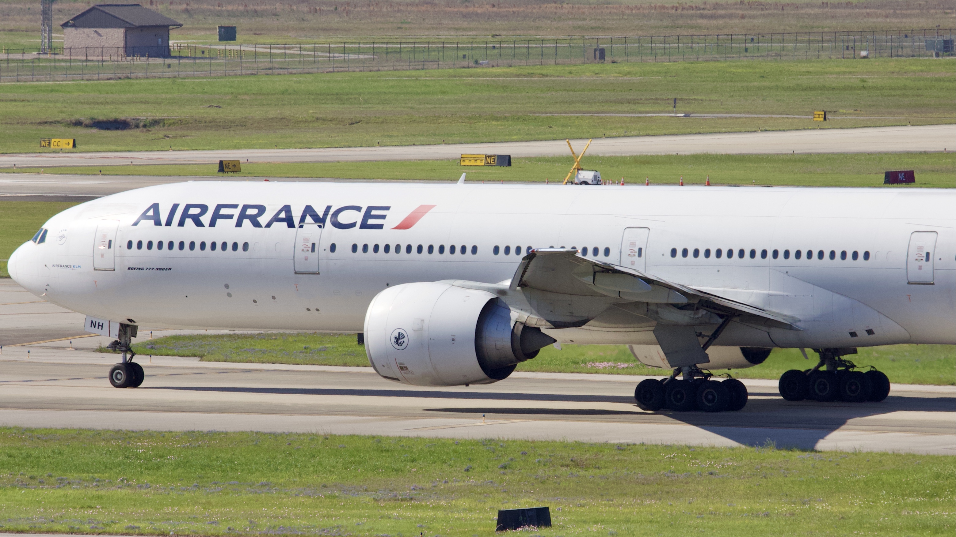 Full size: Air France Boeing 777-300ER F-GZNH at Houston-George Bush Intercontinental Airport