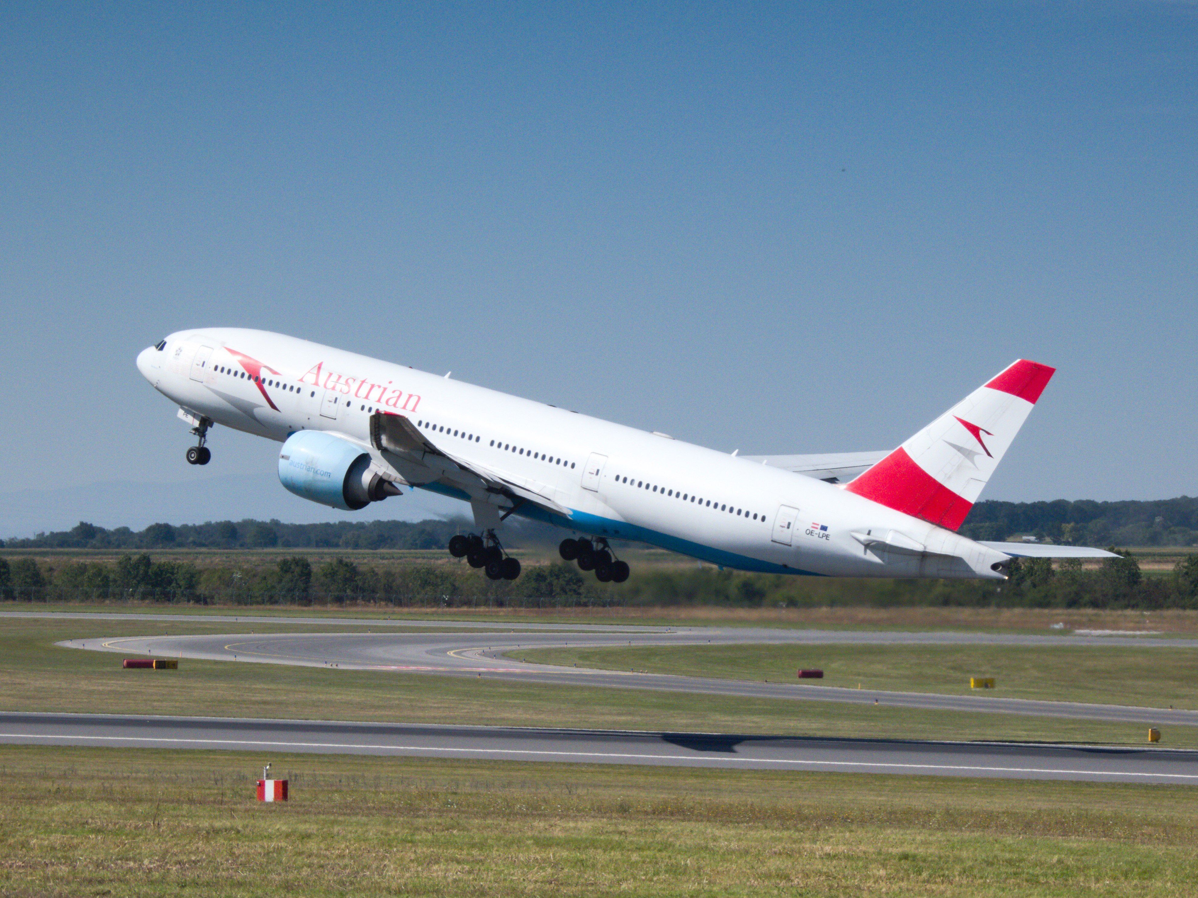 Full size: Austrian Airlines Boeing 777-200 OE-LPE at Vienna International Airport