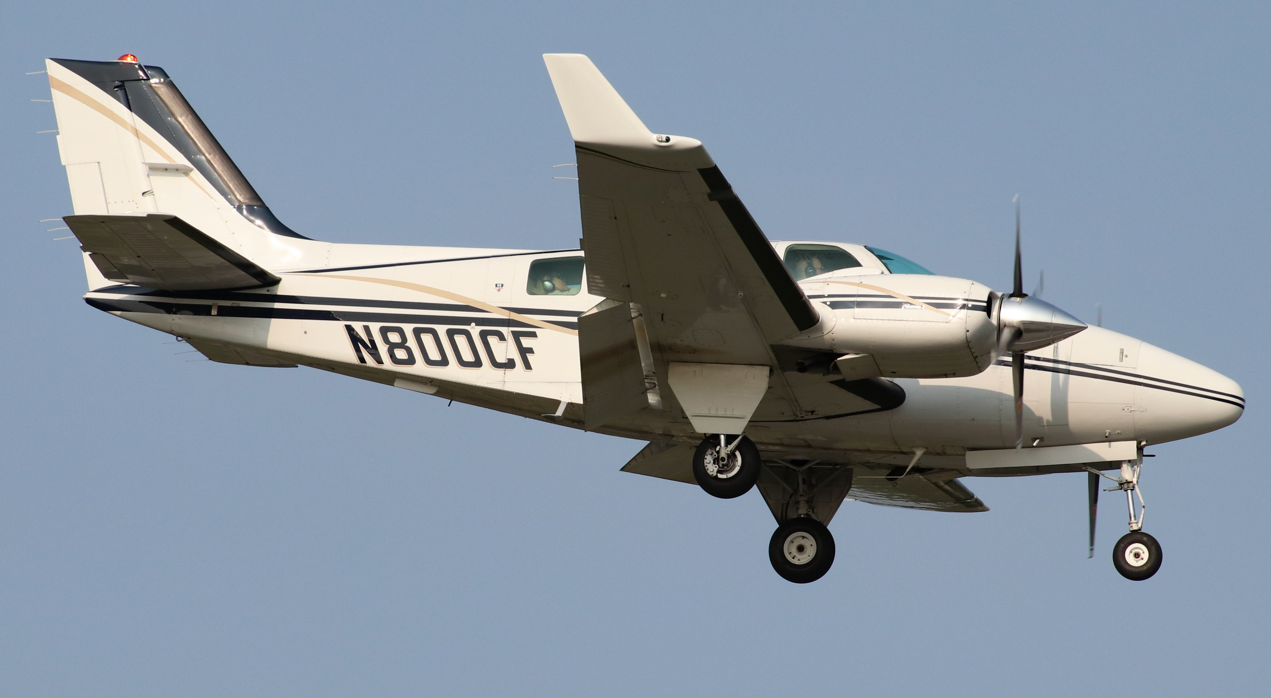Full size: PRIVATE Beechcraft 58 Baron  N800CF at York Airport