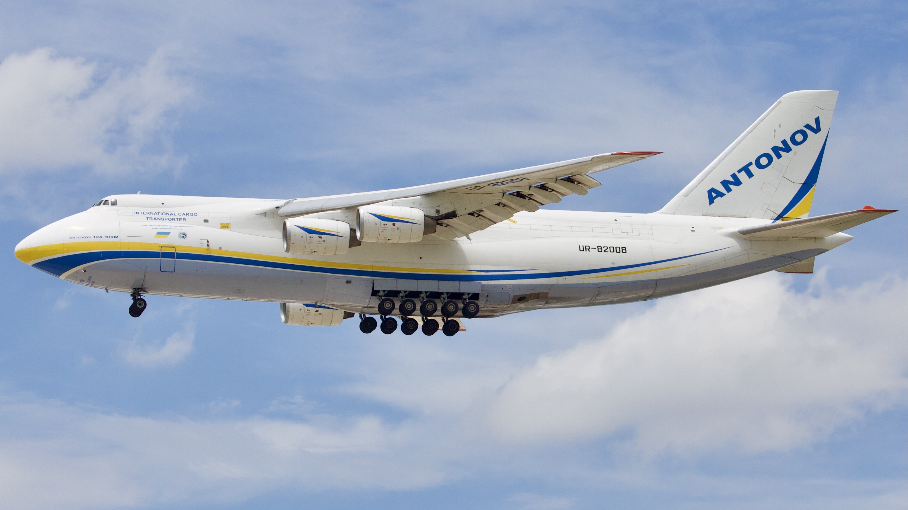 Full size: Antonov Design Bureau Antonov AN-124  UR-82008 at Houston-George Bush Intercontinental Airport