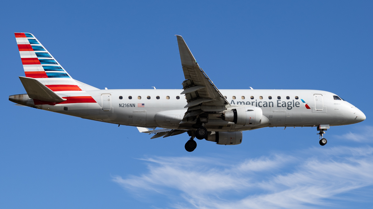 Full size: American Eagle Embraer E175 N216NN at Tampa International Airport