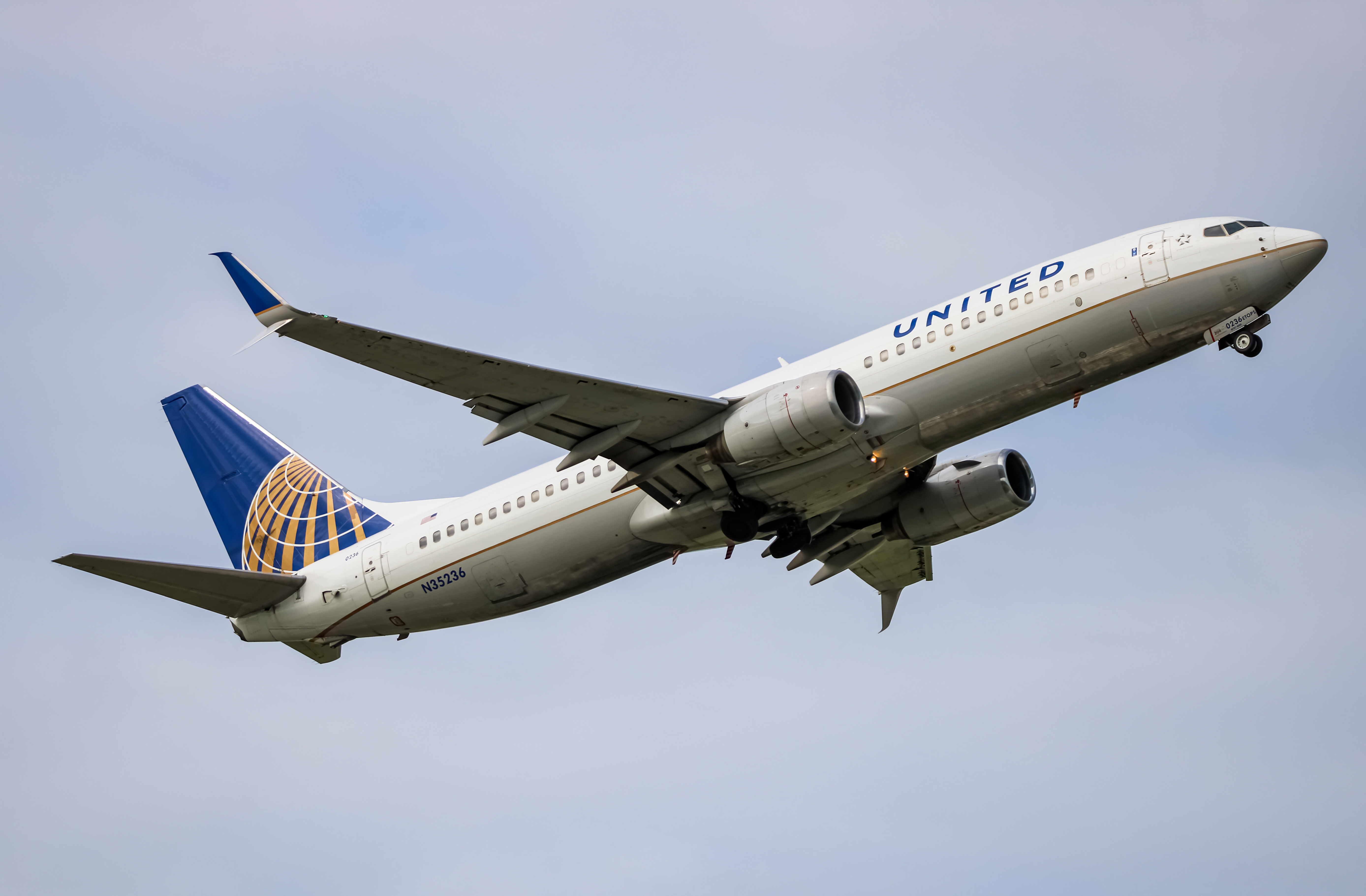 Full size: United Airlines Boeing 737-800 N35236 at Baltimore/Washington International Thurgood Marshall Airport