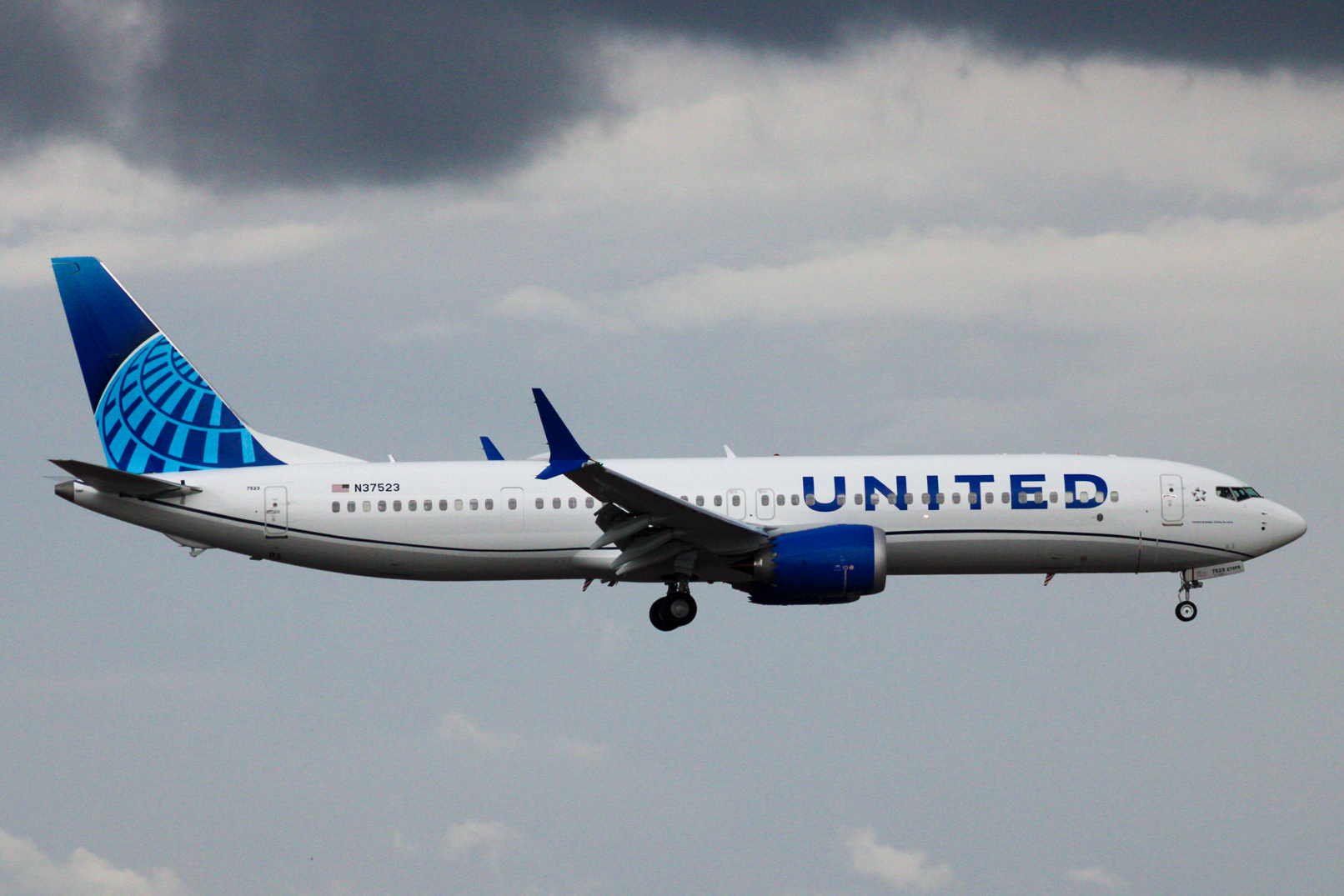 Full size: United Airlines Boeing 737 MAX 9 N37523 at Orlando International Airport