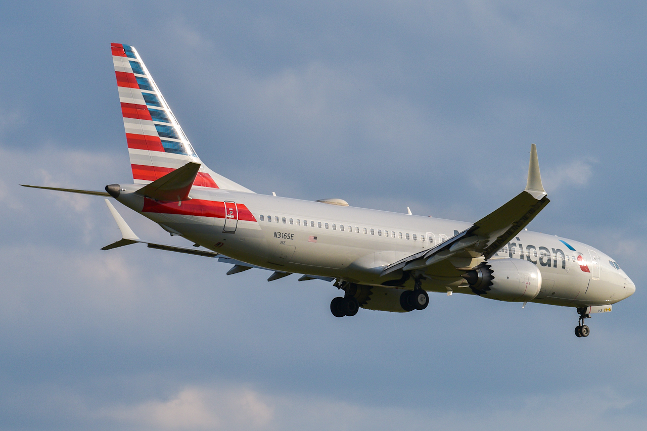 Full size: American Airlines Boeing 737 MAX 8 N316SE at Raleigh-Durham International Airport