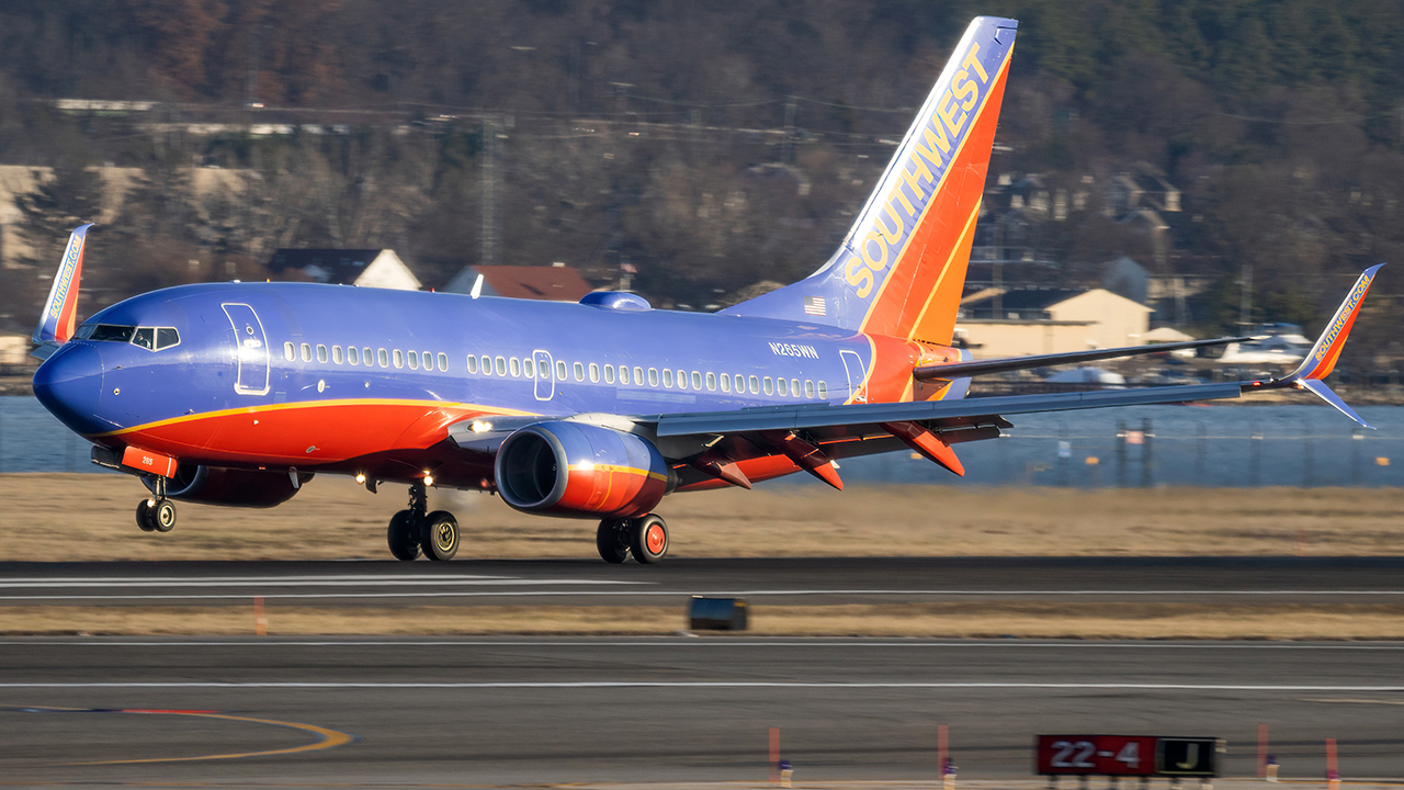 Full size: Southwest Airlines Boeing 737-700 N265WN at Ronald Reagan National Airport