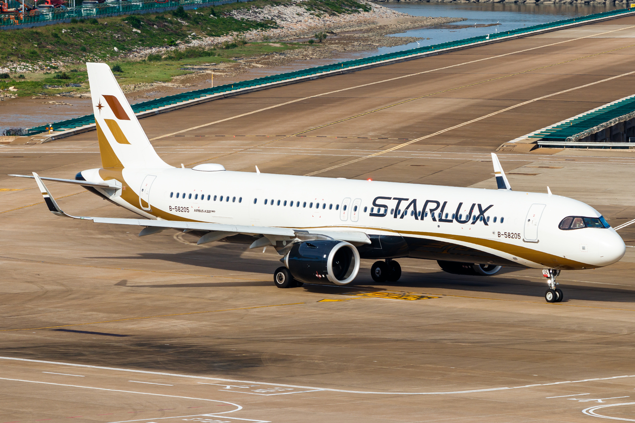 Full size: Starlux Airlines Airbus A321NEO B-58205 at Macau International Airport