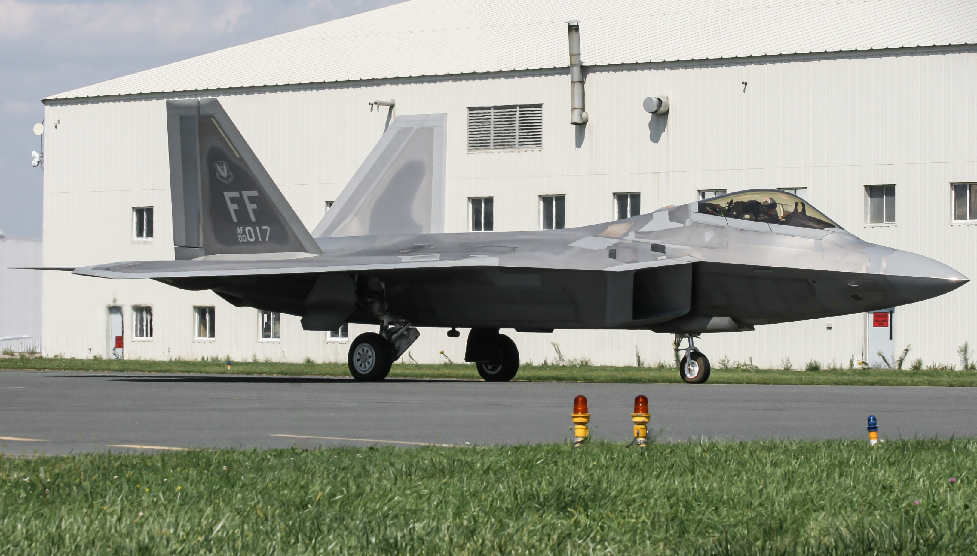 Full size: USAF - United States Air Force Lockheed Martin F-22A Raptor 00-4017 at Lester B Pearson International Airport