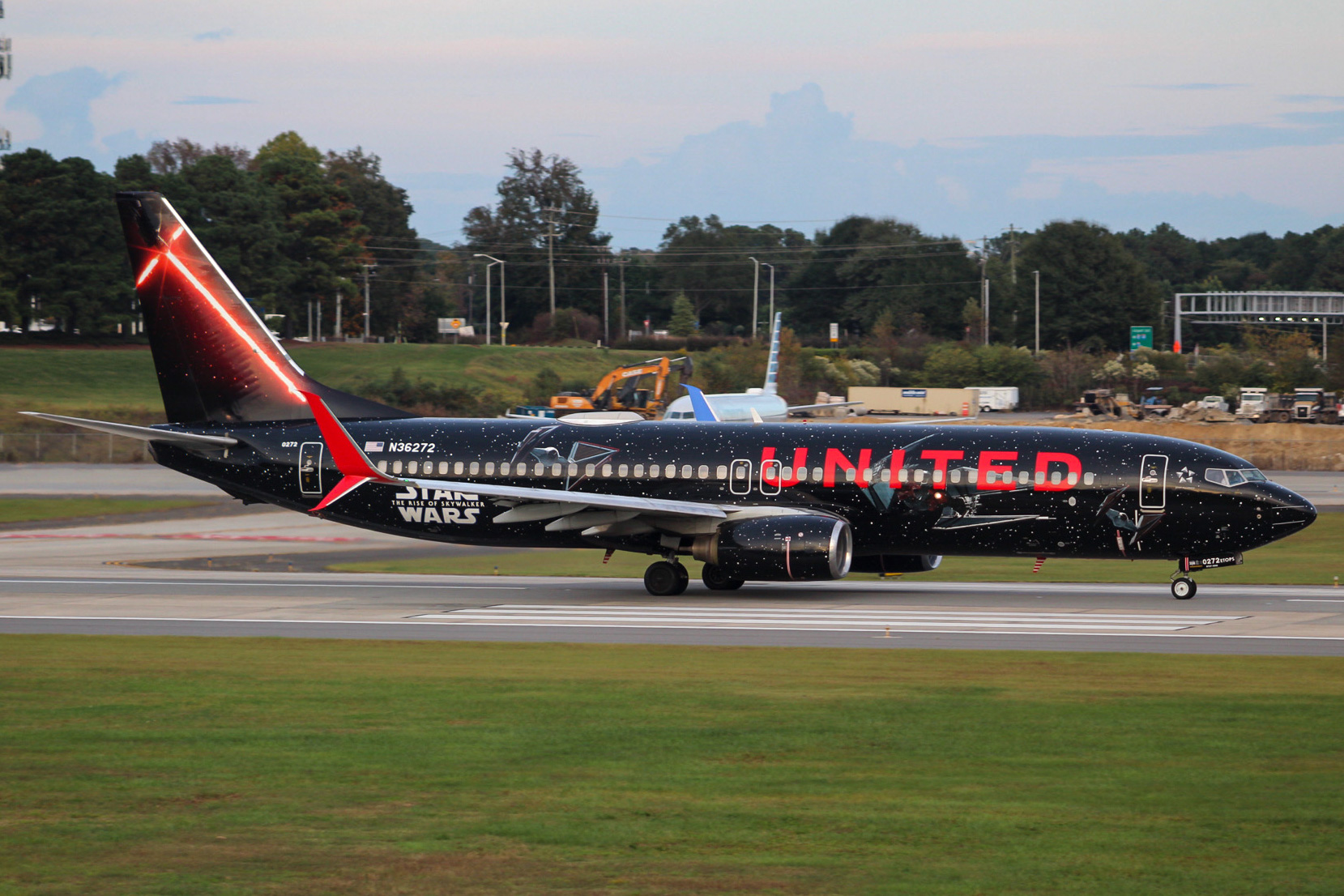 Full size: United Airlines Boeing 737-800 N36272 at Charlotte/Douglas International Airport