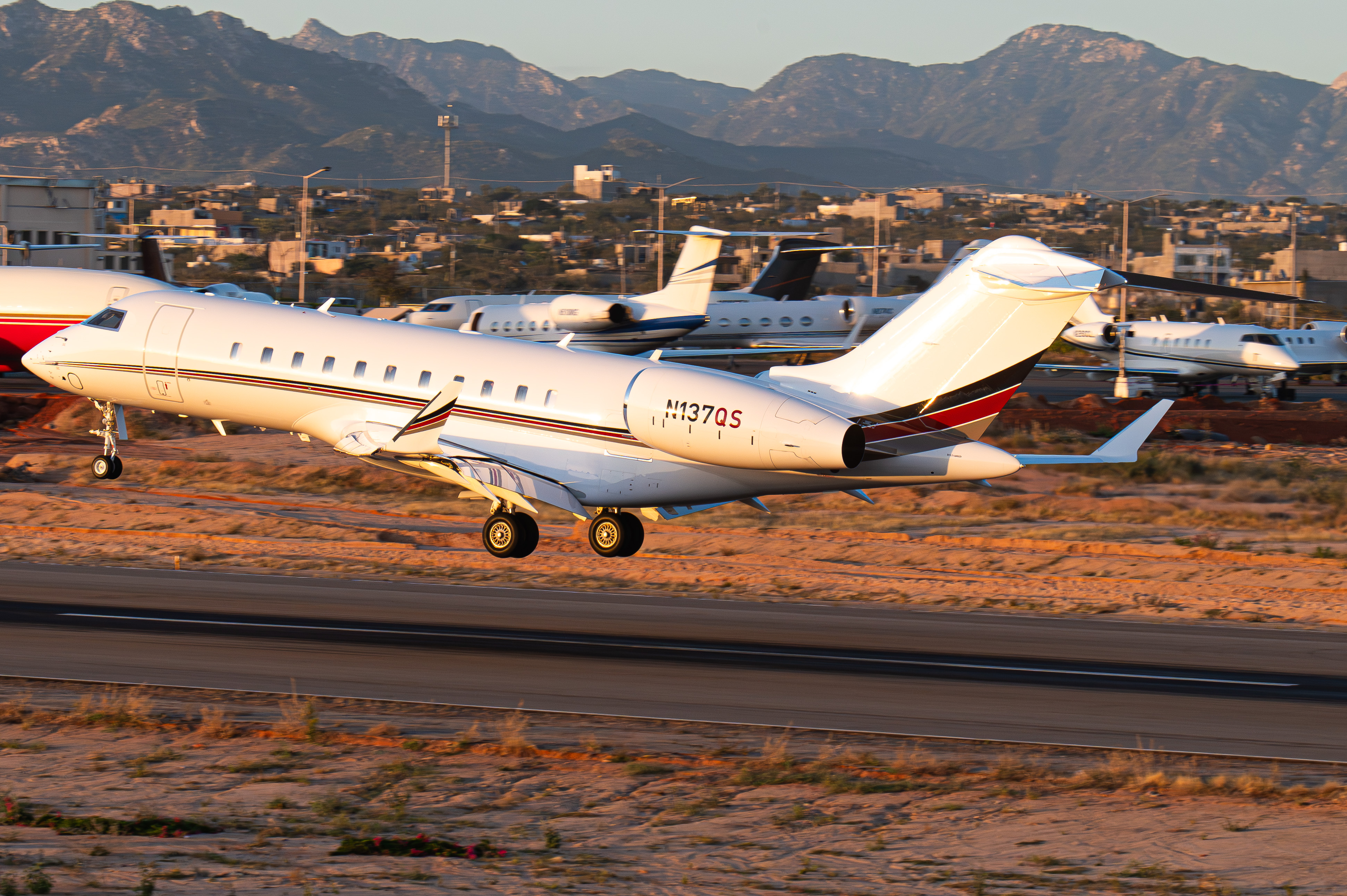 Full size: NetJets Bombardier Global 5000 N137QS at Aeropuerto de Cabo San Lucas Internacional