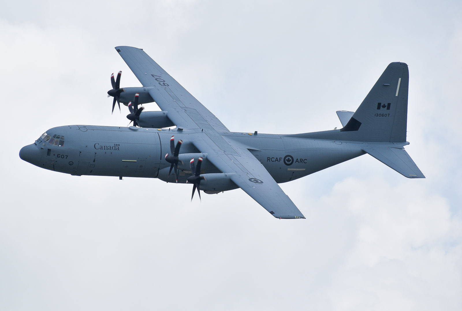 Full size: RCAF C-130 130607 at London International Airport