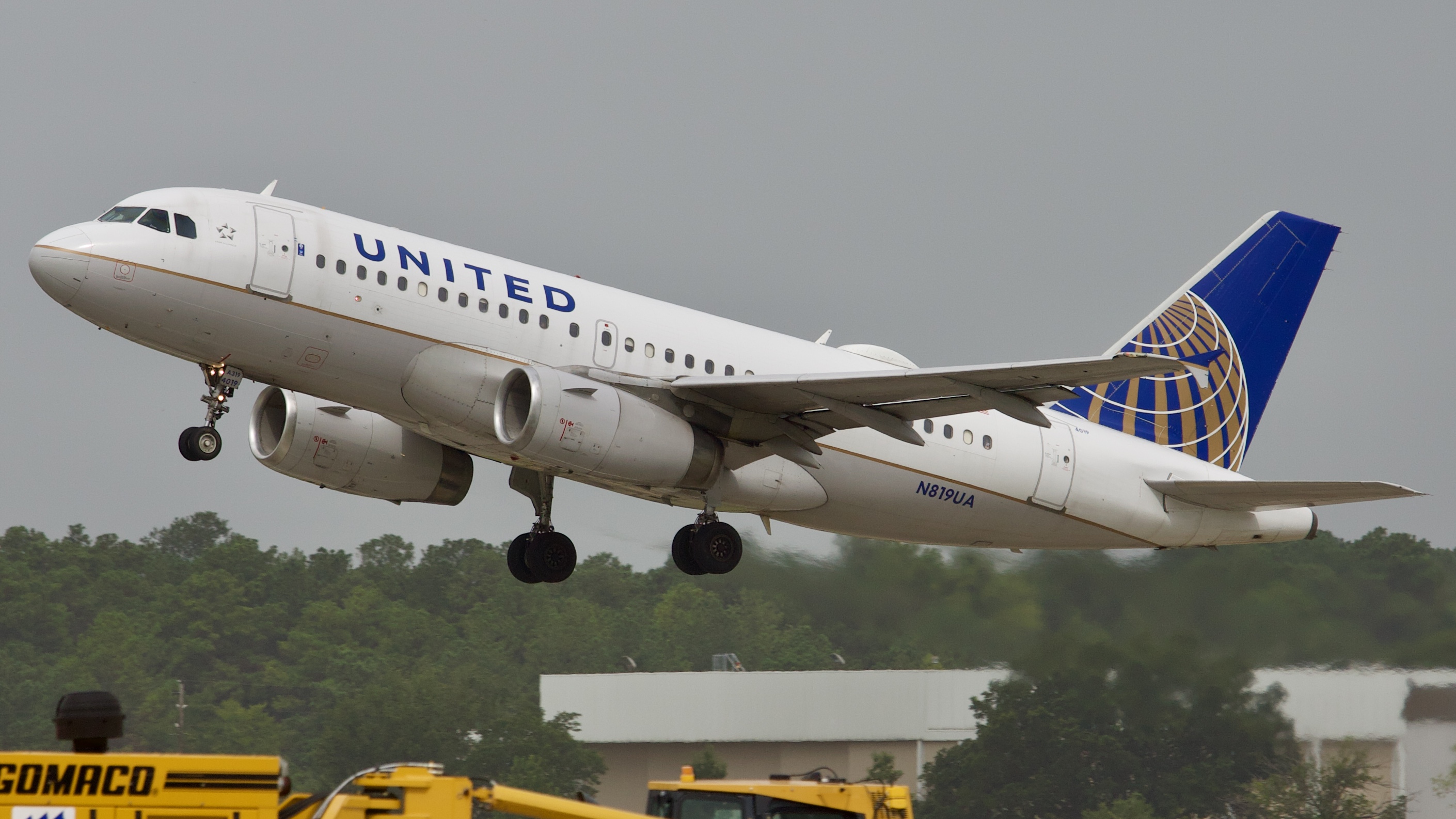 Full size: United Airlines Airbus A319 N819UA at Houston-George Bush Intercontinental Airport