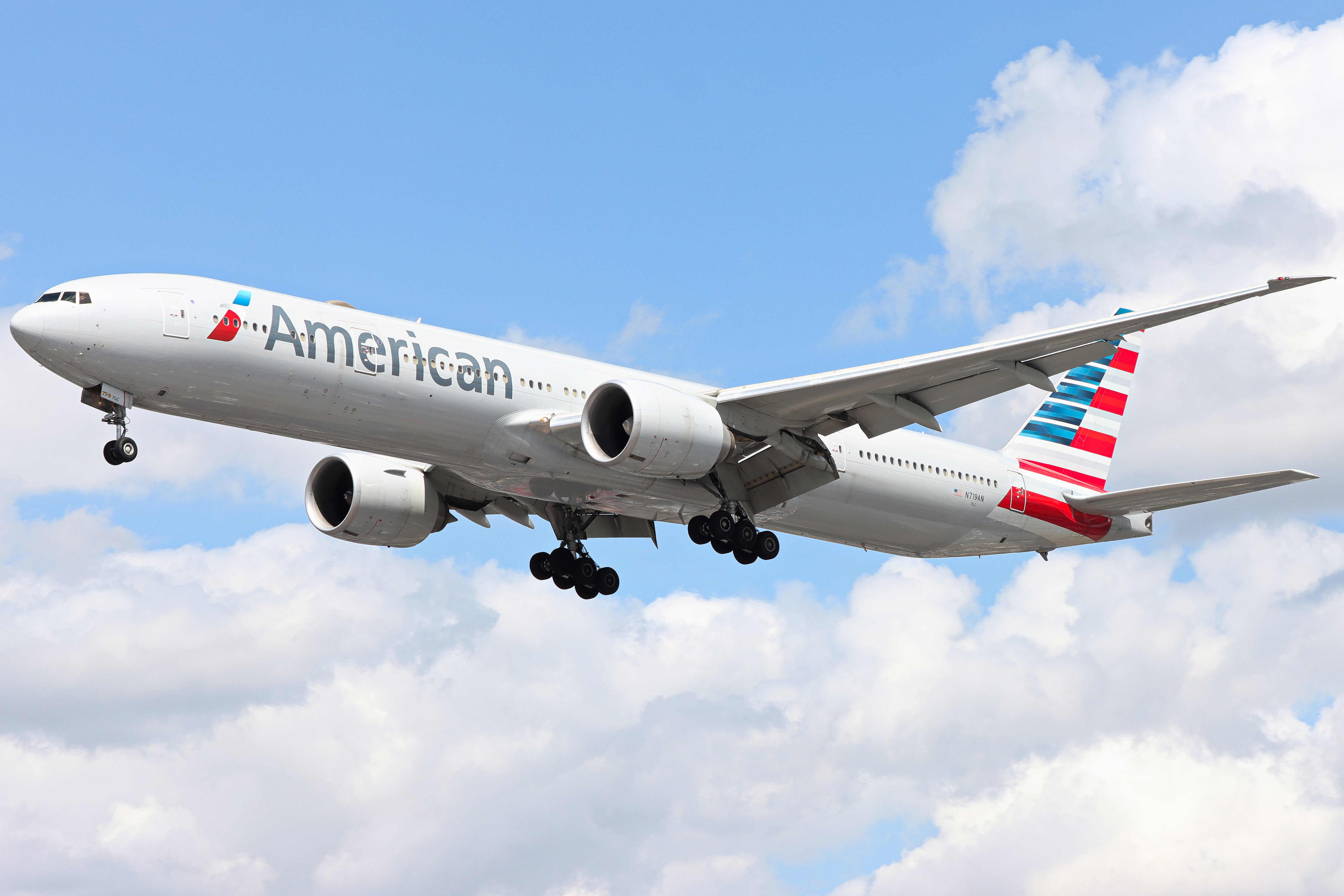 Full size: American Airlines Boeing 777-300ER N719AN at London Heathrow International Airport