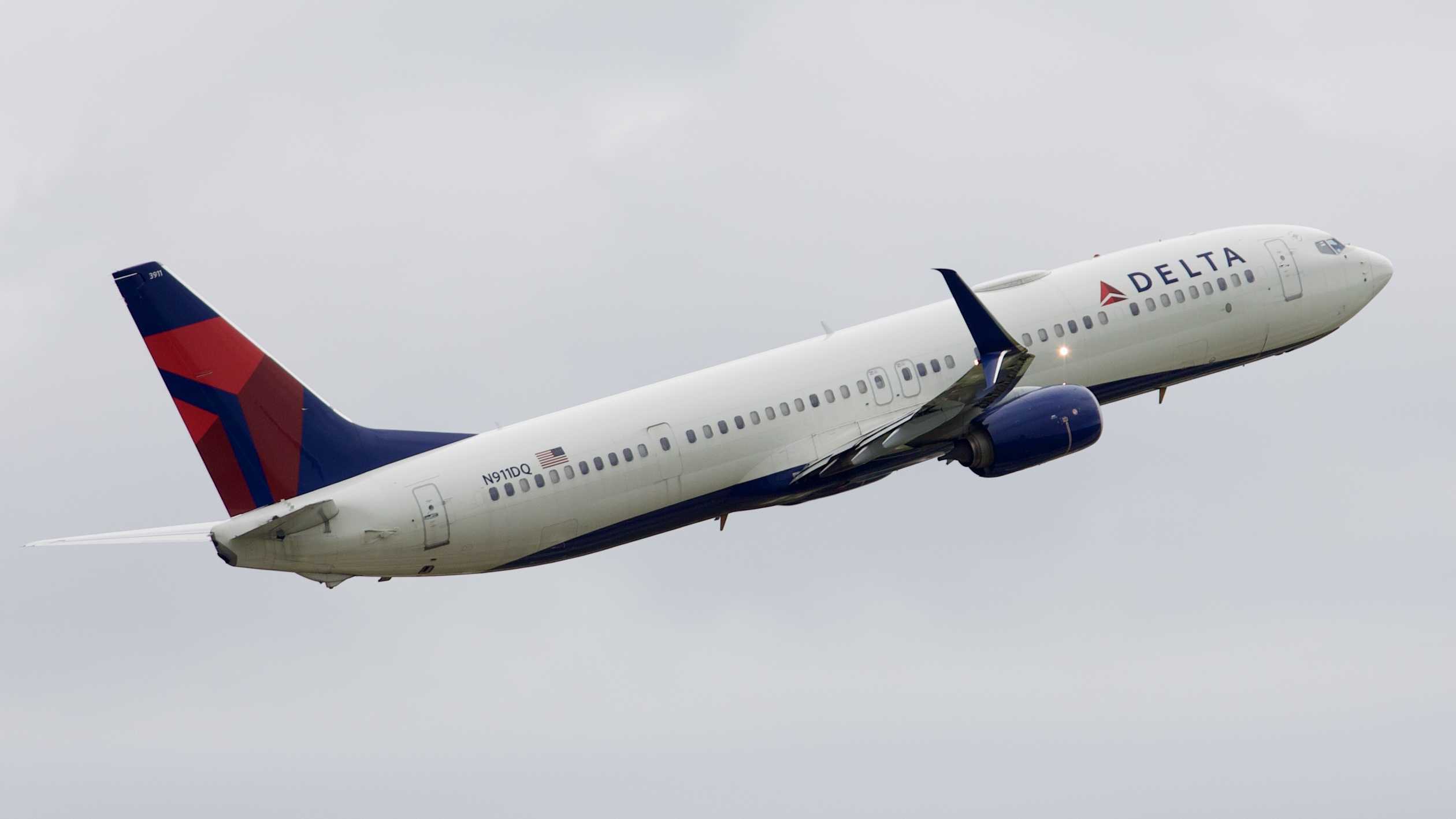 Full size: Delta Airlines Boeing 737-900ER N911DQ at Houston-George Bush Intercontinental Airport