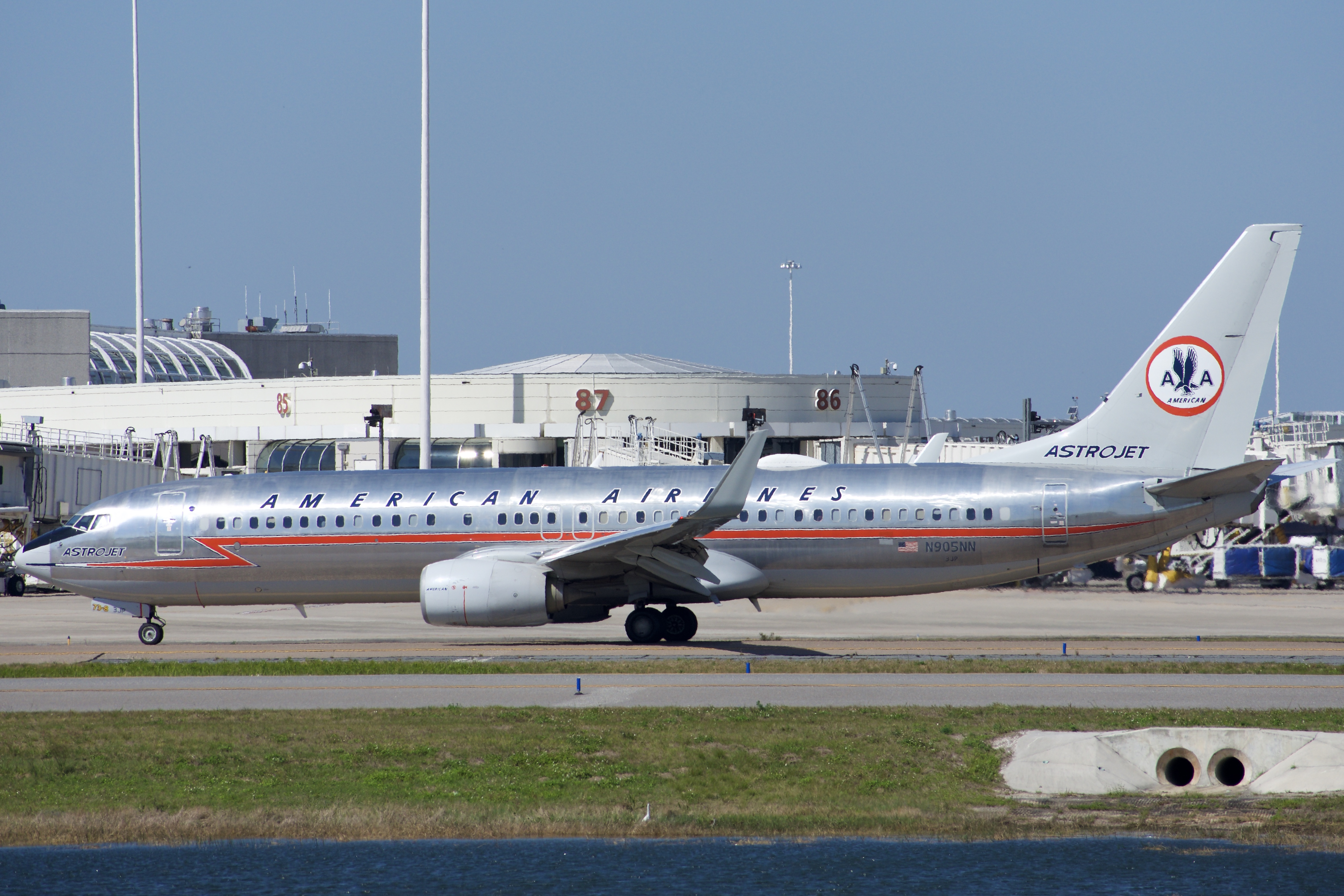 Full size: American Airlines Boeing 737-800 N905NN at Orlando International Airport