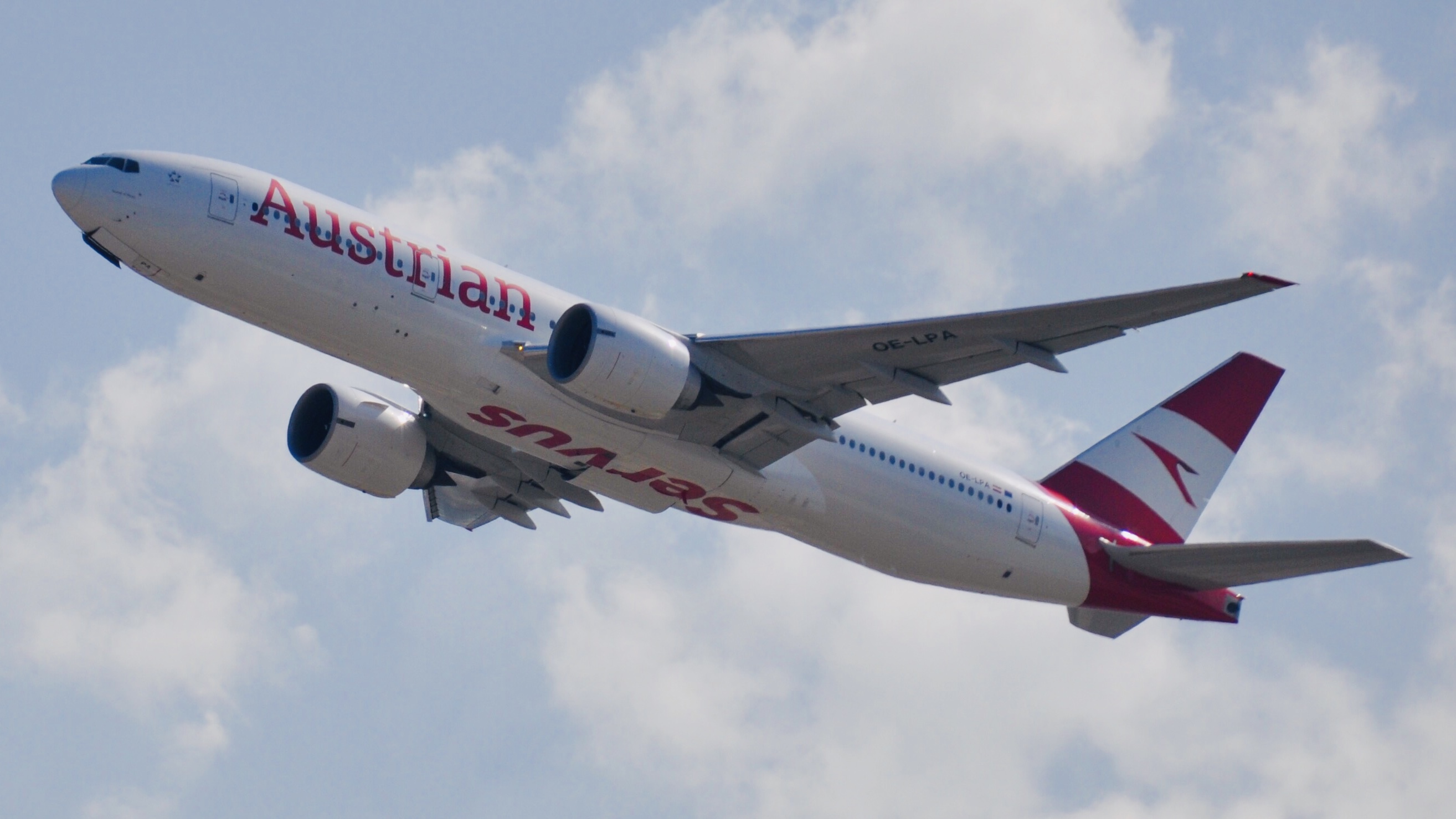 Full size: Austrian Airlines  Boeing 777-200 OE-LPA at Chicago O'Hare International Airport