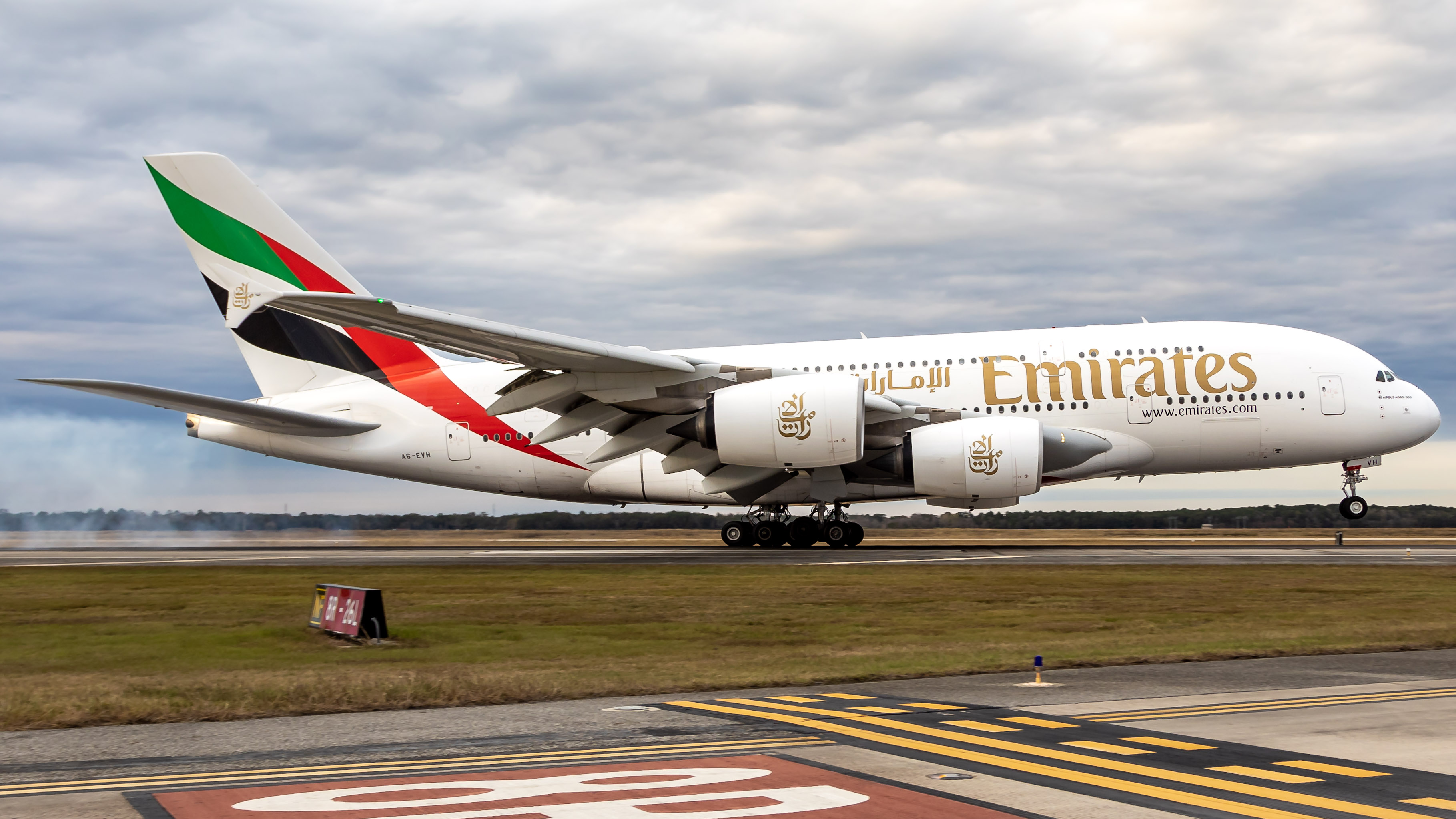 Full size: Emirates Airbus A380-800 A6-EVH at Houston-George Bush Intercontinental Airport
