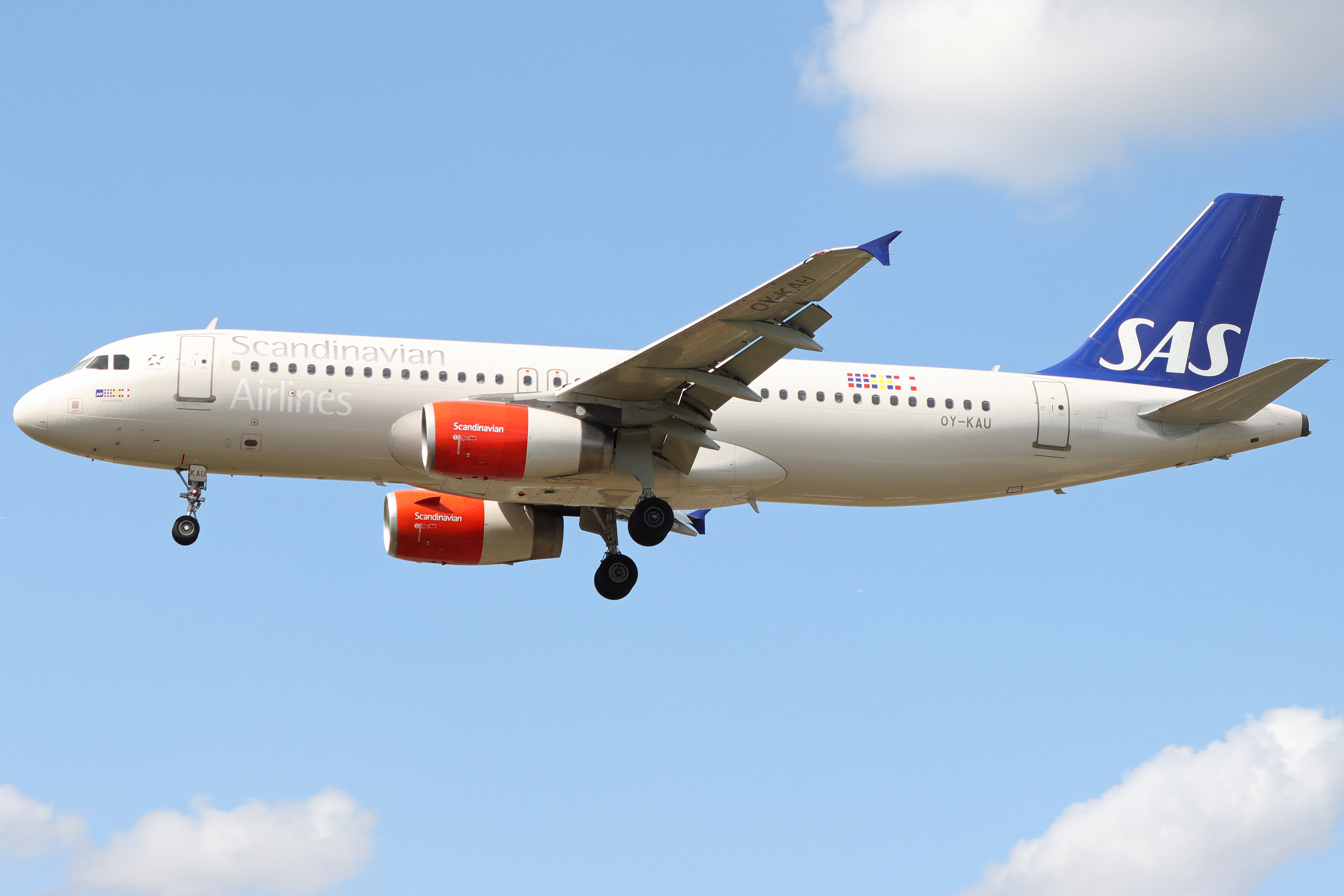 Full size: Scandinavian Airlines Airbus A320 OY-KAU at London Heathrow International Airport