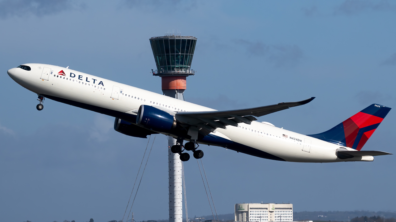 Full size: Delta Airlines Airbus A330-900 N424DX at London Heathrow International Airport