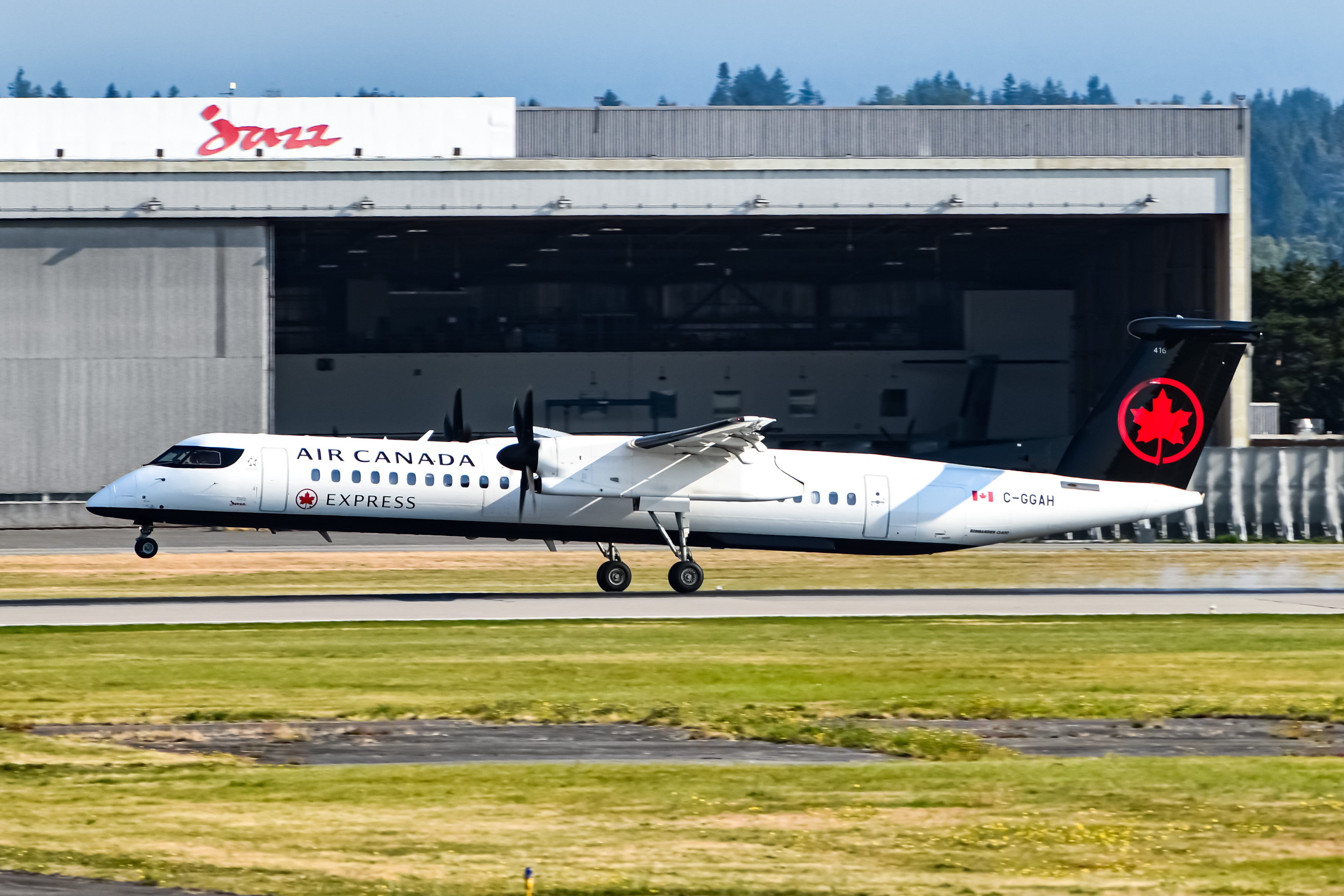 Full size: Air Canada Express De Havilland DHC-8 C-GGAH at Vancouver International Airport