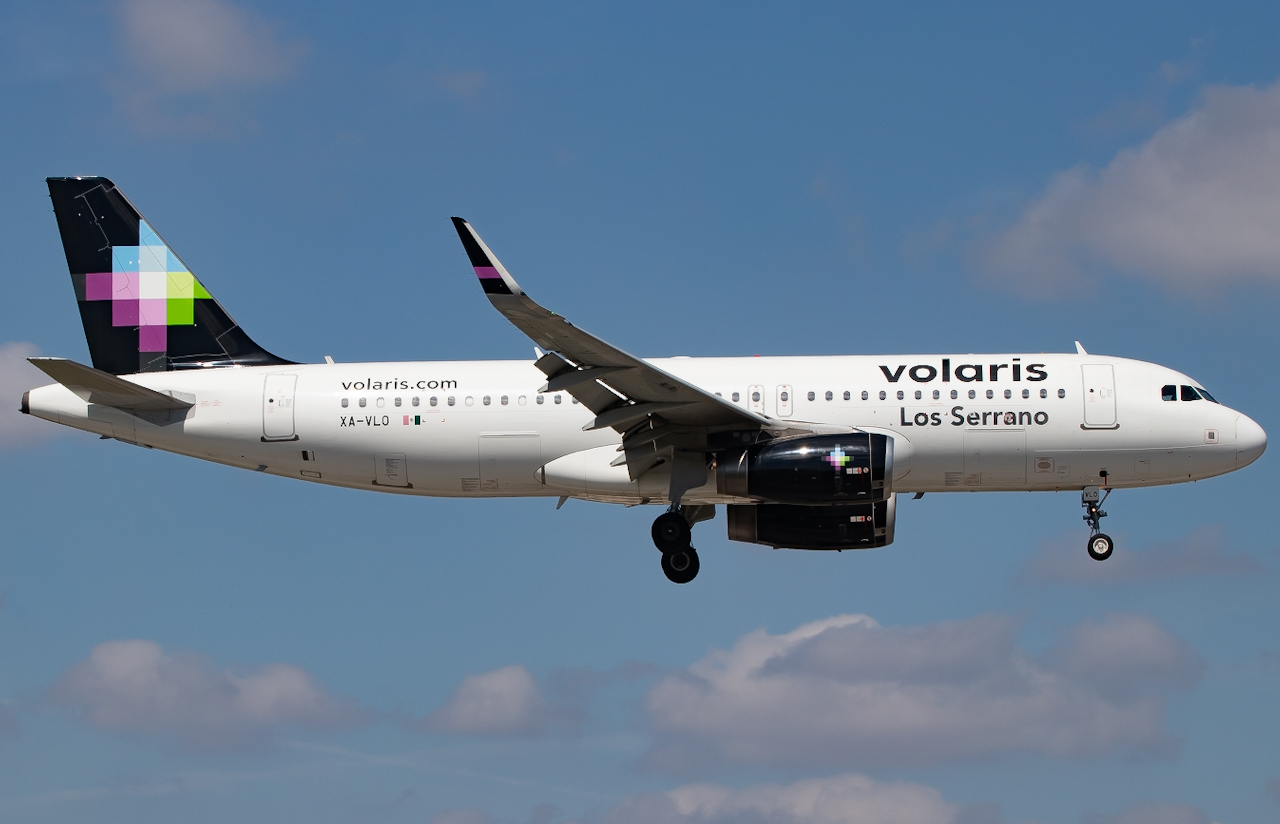 Full size: Volaris Airbus A320 XA-LVO at Miami International Airport