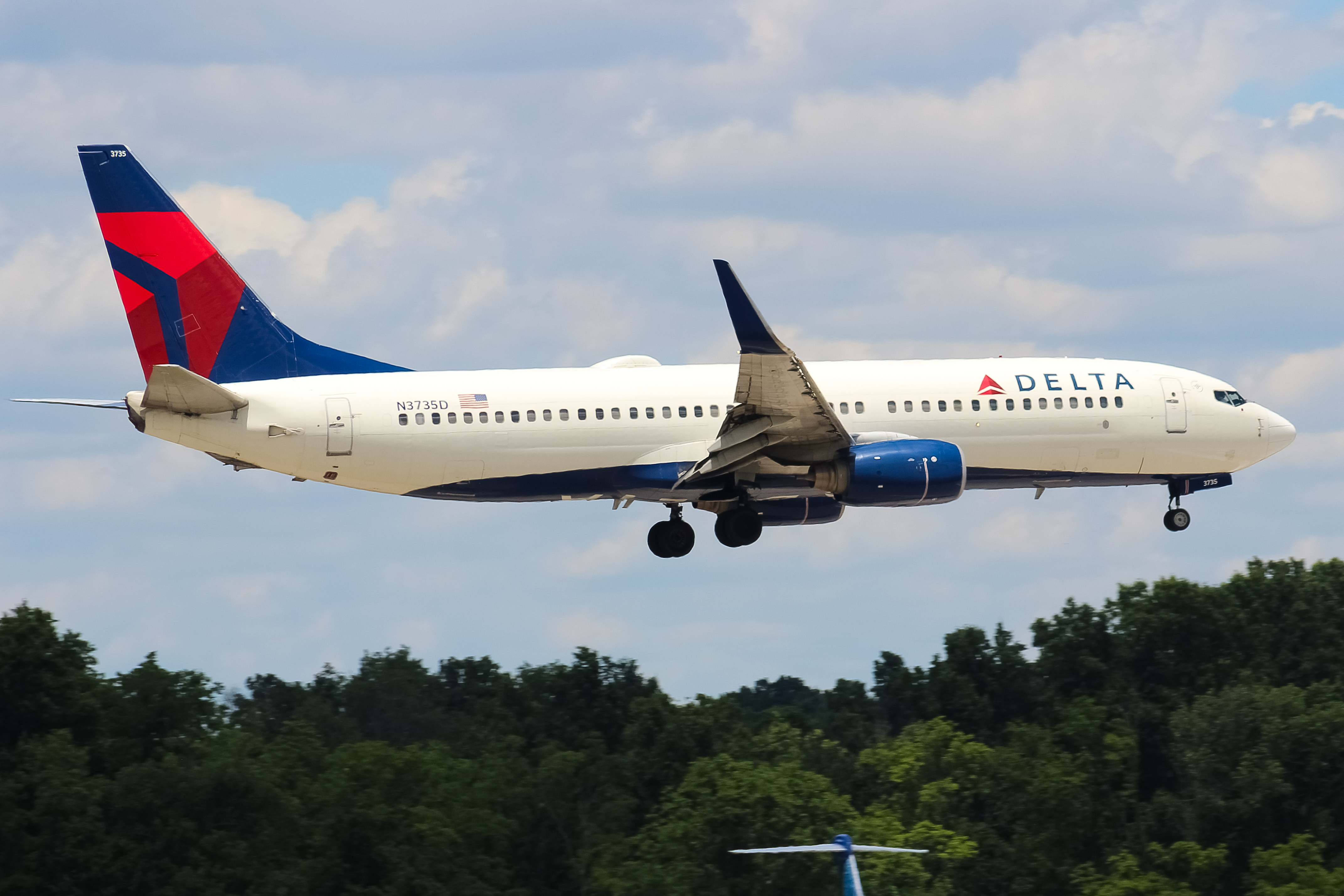 Full size: Delta Airlines Boeing 737-800 N3735D at Cincinnati/Northern Kentucky International Airport