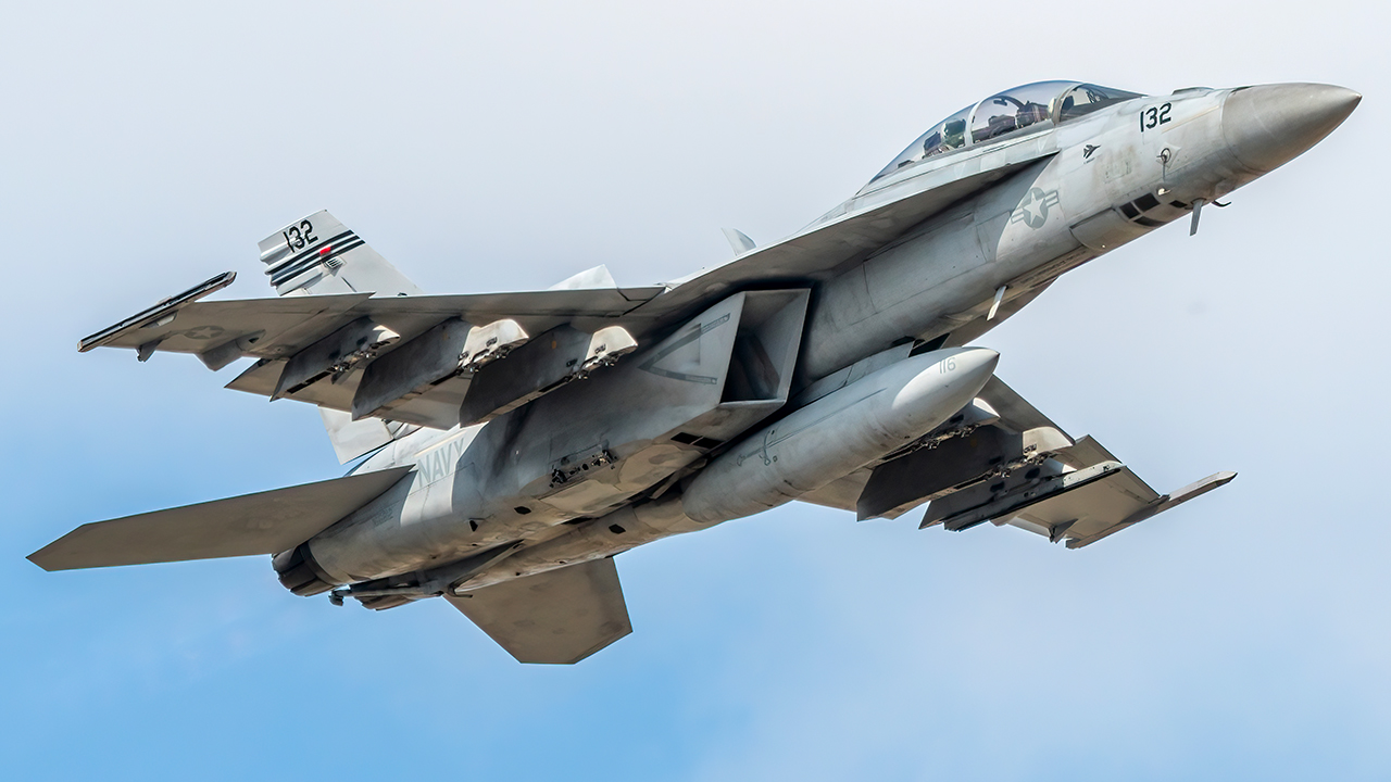 Full size: USN - United States Navy Boeing F/A-18E/F Super Hornet 166812 at Wittman Regional Airport