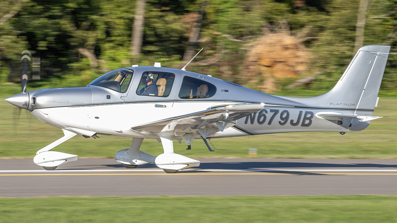 Full size: PRIVATE Cirrus SR-22 N679JB at College Park Airport