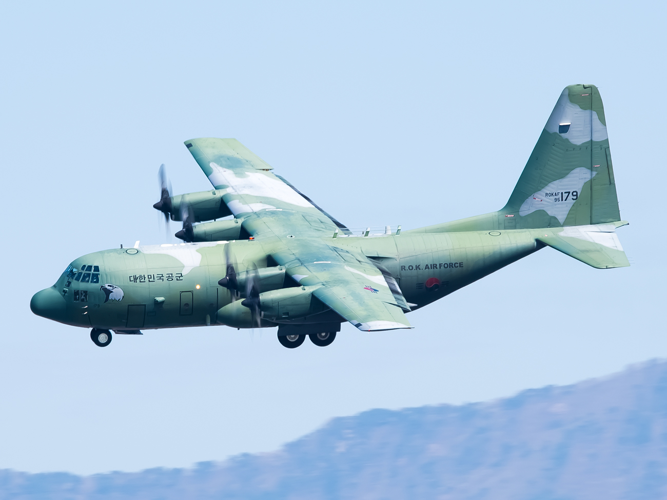 Full size: ROKAF Lockheed C-130H Hercules 95-179 at Gimhae International Airport