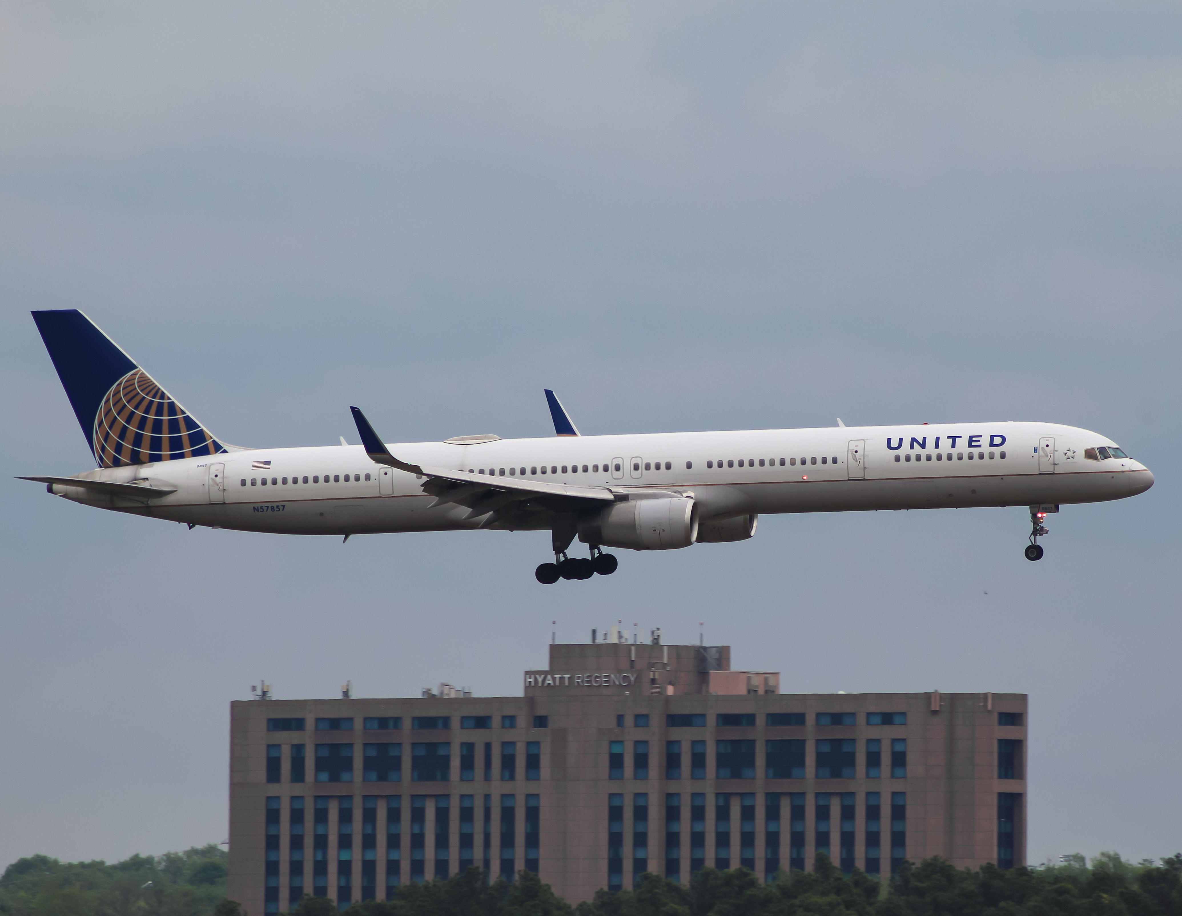 Full size: United Airlines Boeing 757-300 N57857 at Washington Dulles International Airport