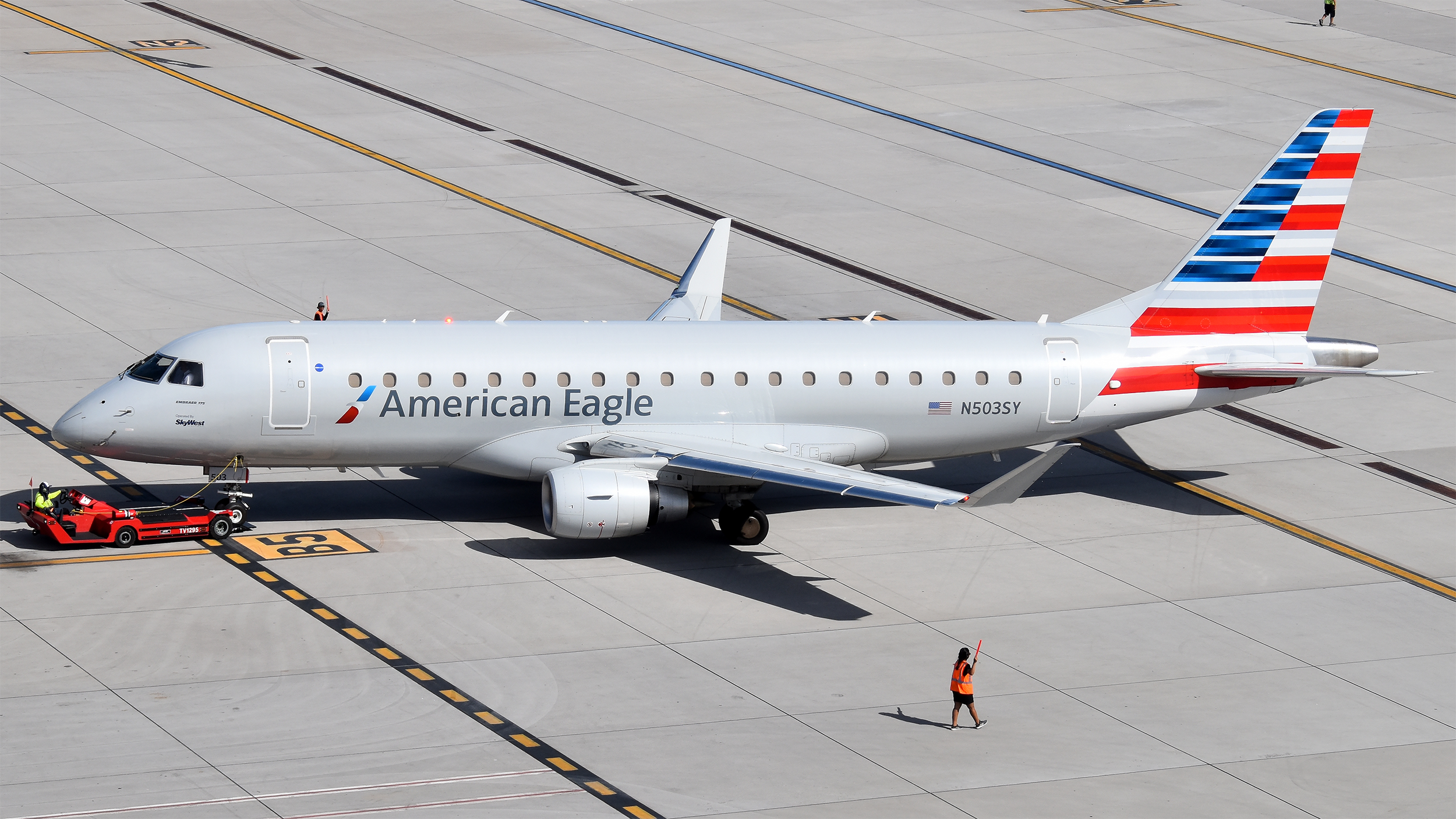 Full size: American Eagle Embraer E175 N503SY at Phoenix Sky Harbor International Airport