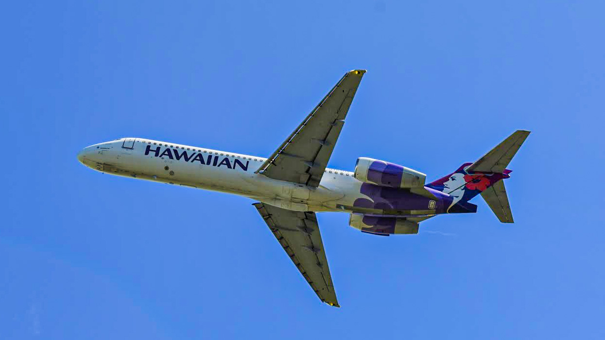 Full size: Hawaiian Airlines Boeing 717-200 N483HA  at Kahului Airport