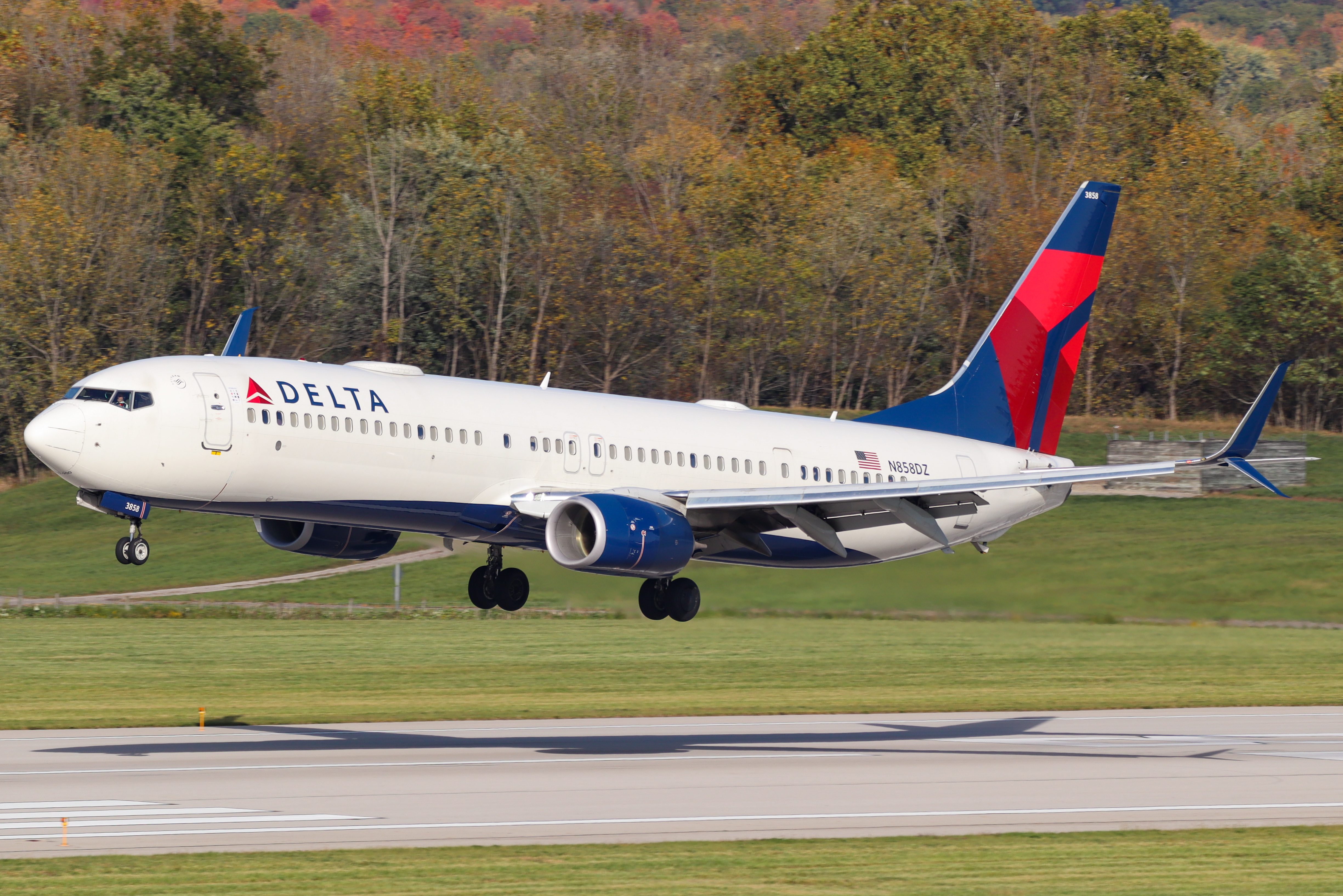 Full size: Delta Airlines Boeing 737-900ER N858DZ at John Glenn Columbus International Airport