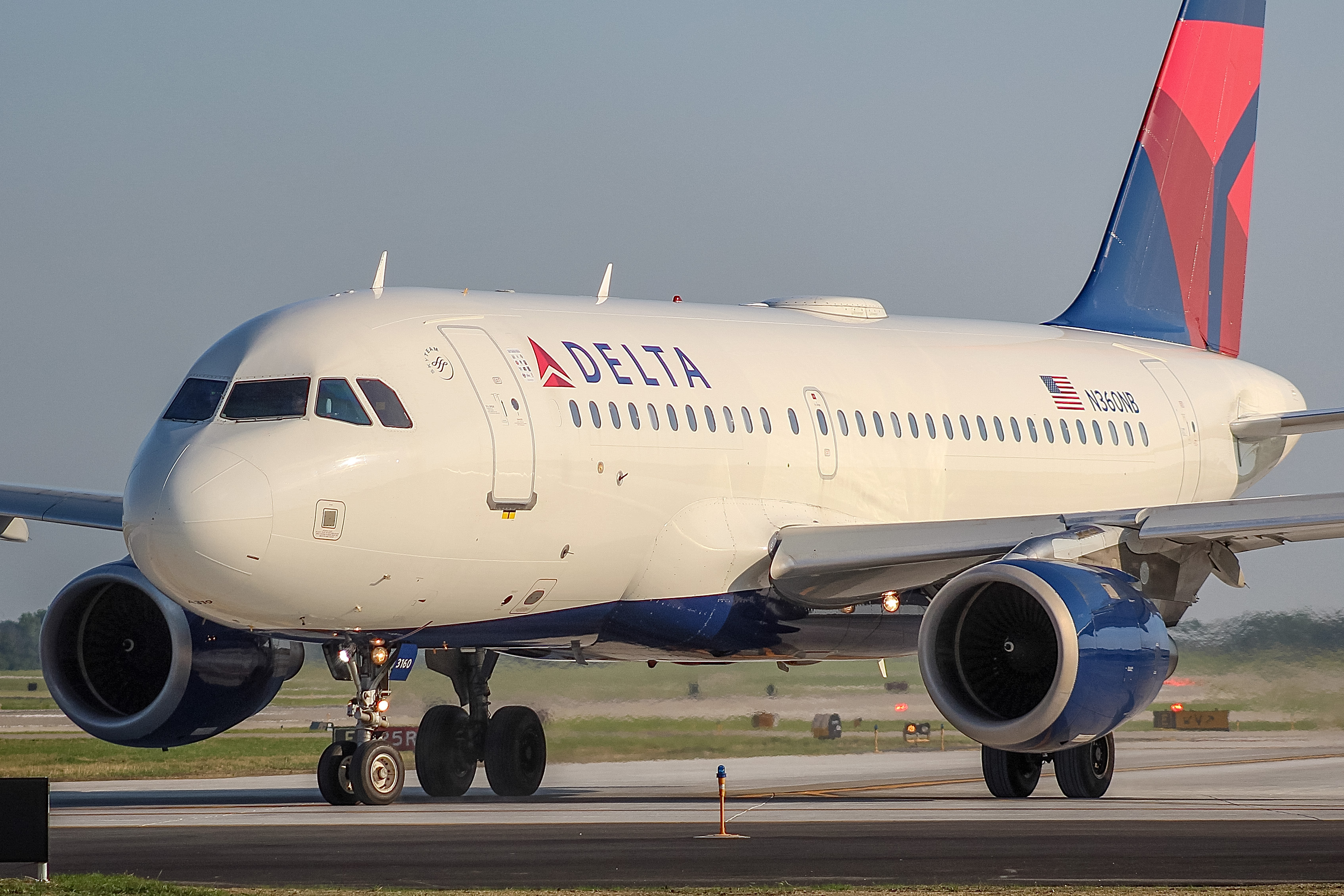 Full size: Delta Airlines Airbus A319 N360NB at General Mitchell International Airport