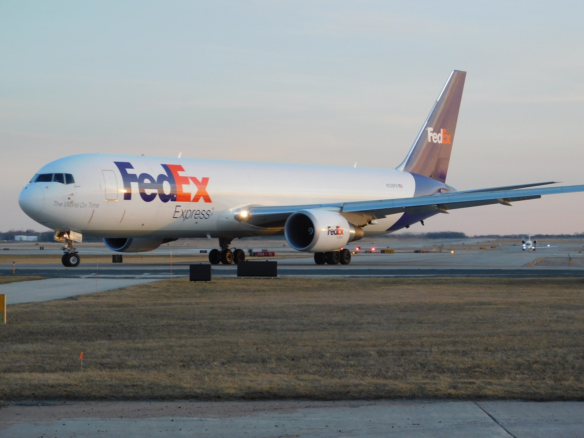 Full size: Fedex Boeing 767-300F  N128FE at General Mitchell International Airport