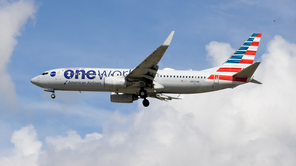 Full size: American Airlines Boeing 737-800 N837NN at Vancouver International Airport