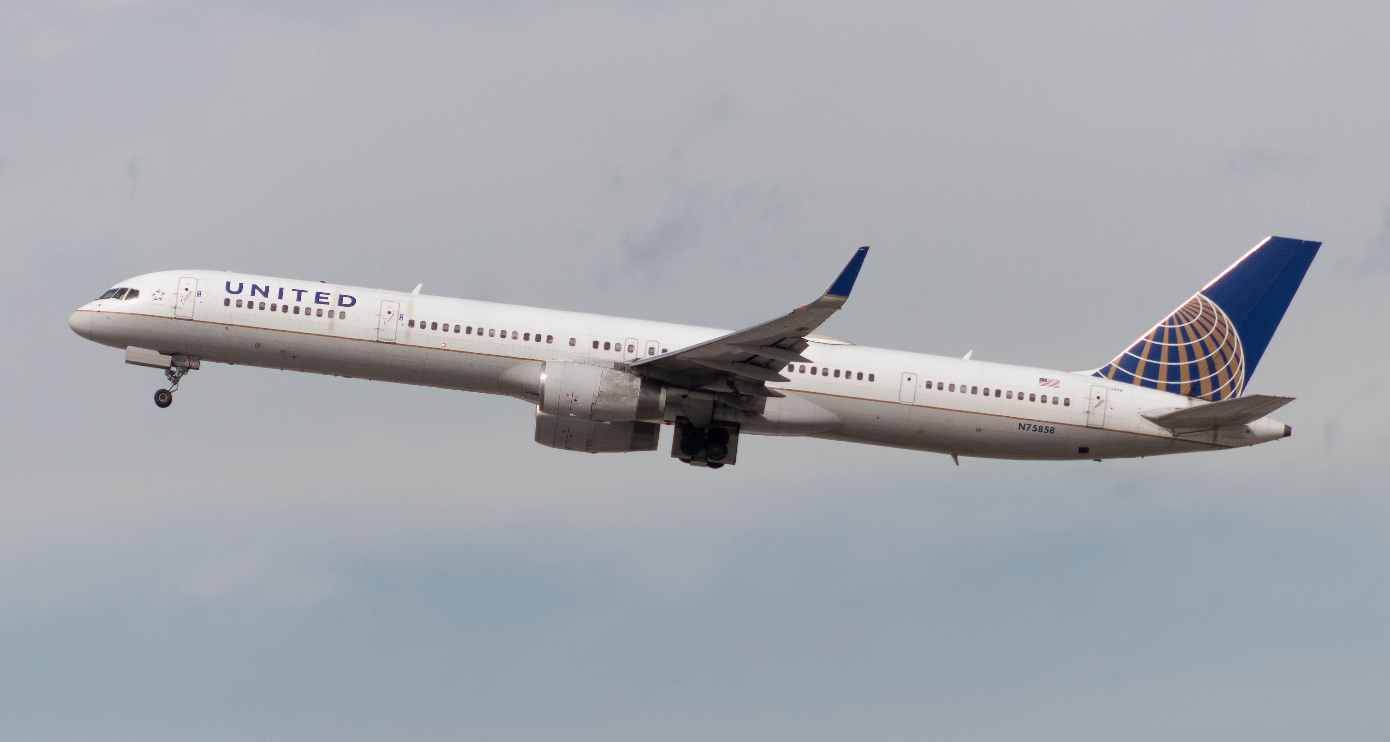 Full size: United Airlines Boeing 757-300 N75858 at Los Angeles International Airport