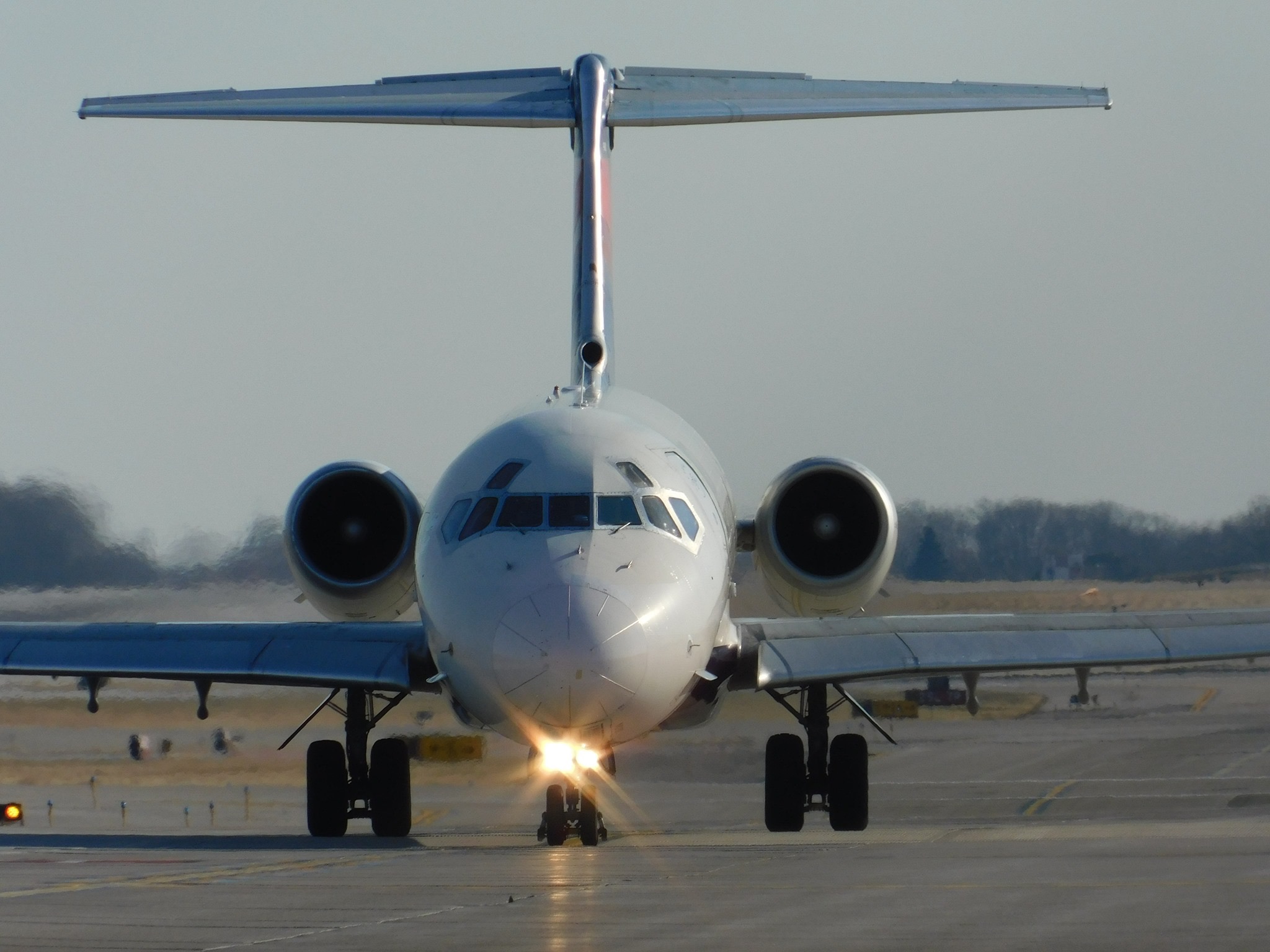 Full size: Delta Airlines Mcdonnell Douglas MD88   at General Mitchell International Airport